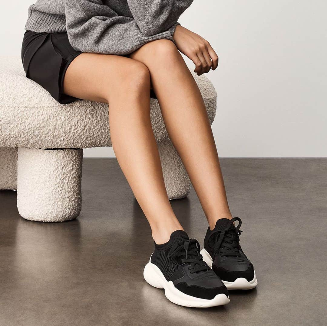 スチュアートワイツマンのインスタグラム：「Technical engineering meets modern design: The 5050 SNEAKER, crafted with panels of lightweight mesh knit, luxurious leather and soft suede, transforms the classic sneaker into a directional wardrobe essential. Style it with an oversized kit and cargo miniskirt or a coordinating short suit — there’s no wrong way to wear the look. Discover the new SW Sneaker Collection on stuartweitzman.com.   #StuartWeitzman #5050」