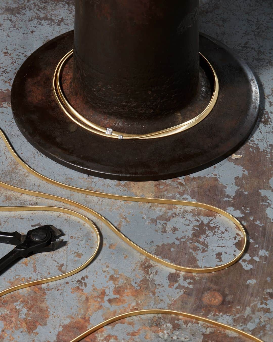 マルコ ビチェゴのインスタグラム：「Ingenuity and creative flair: The intrinsic beauty of yellow gold is showcased through Marco Bicego’s hallmark coil technique. Elegance infused into every jewelry piece.  #marcobicego #jewelry #craftsmanship #coil #gold #madeinitaly」