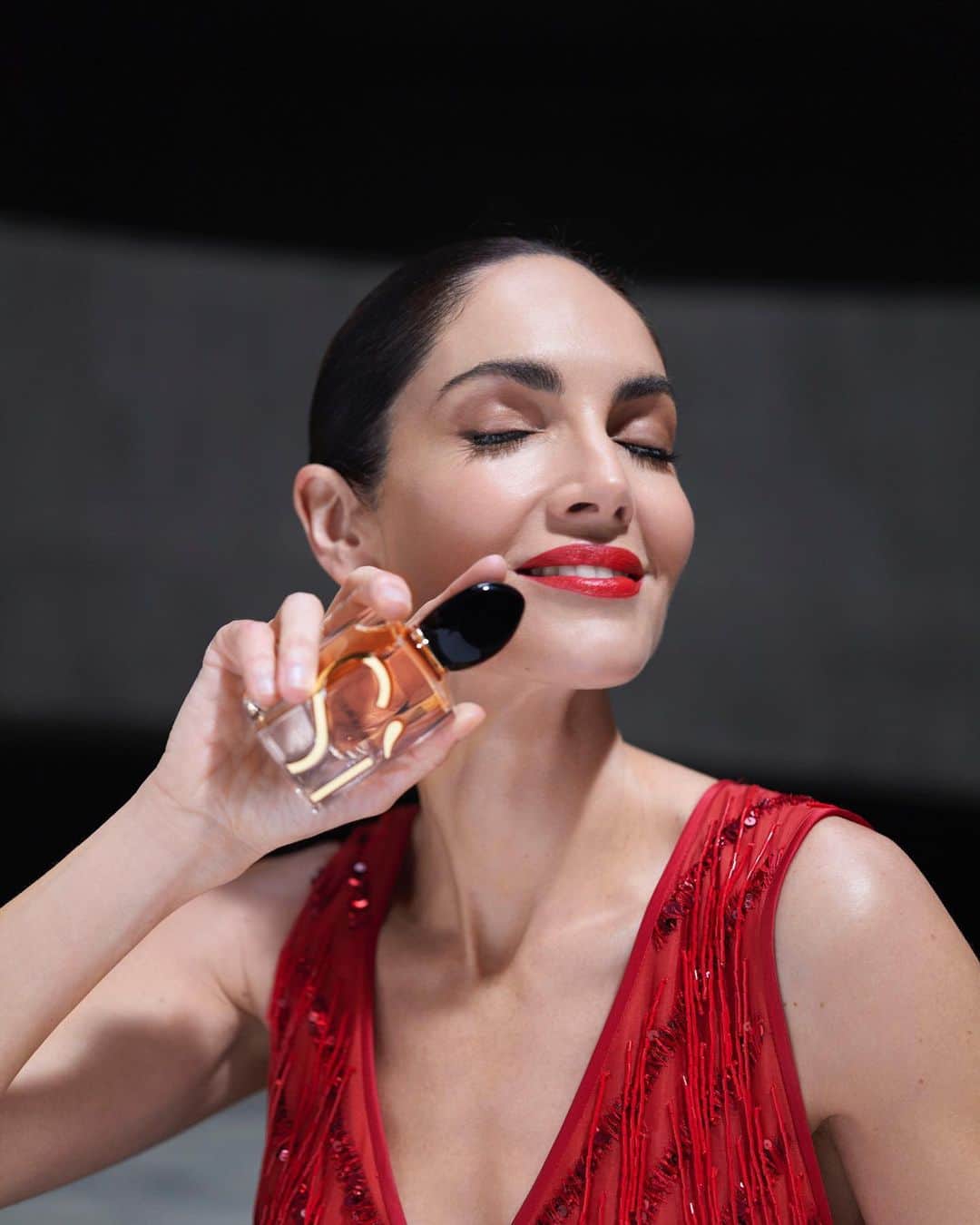 Armani Beautyのインスタグラム：「Say Sì to a new intense scent for the Holiday Season. Embrace the infinite possibilites during the Holidays with the new hyper-sensory SÌ EAU DE PARFUM INTENSE, which features a blend of blackcurrant nectar, a velvety floral heart, and a sensual vanilla bouquet to create a unique and inviting fragrance.   #Armanibeauty #ArmaniSi #SaySi #Fragrance #HolidayFragrance」