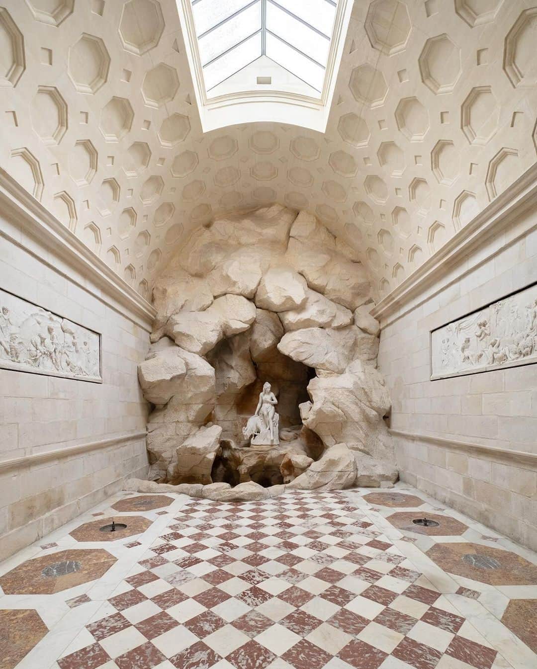 My Little Parisさんのインスタグラム写真 - (My Little ParisInstagram)「La Laiterie de la Reine, cadeau de Louis XVI à Marie-Antoinette, visible au Château de Rambouillet (1h de Paris, en partant par la gauche).  🇬🇧: The Queen's Dairy, a gift from Louis XVI to Marie-Antoinette, can be seen at Château de Rambouillet (1h from Paris, on the left).  (📸: @‌antoinebn )」11月7日 2時01分 - mylittleparis