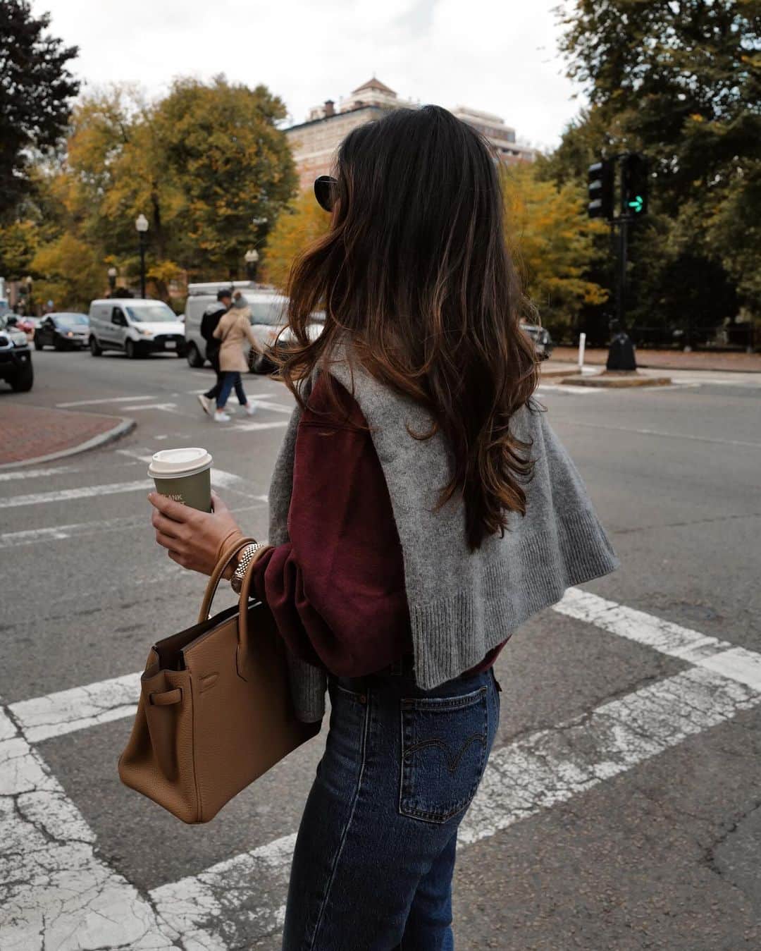 Marianna Hewittのインスタグラム：「good morning Boston 🍂  #dailystyle #outfitstyle #outfitlook #streetstylelook #fallvibes」