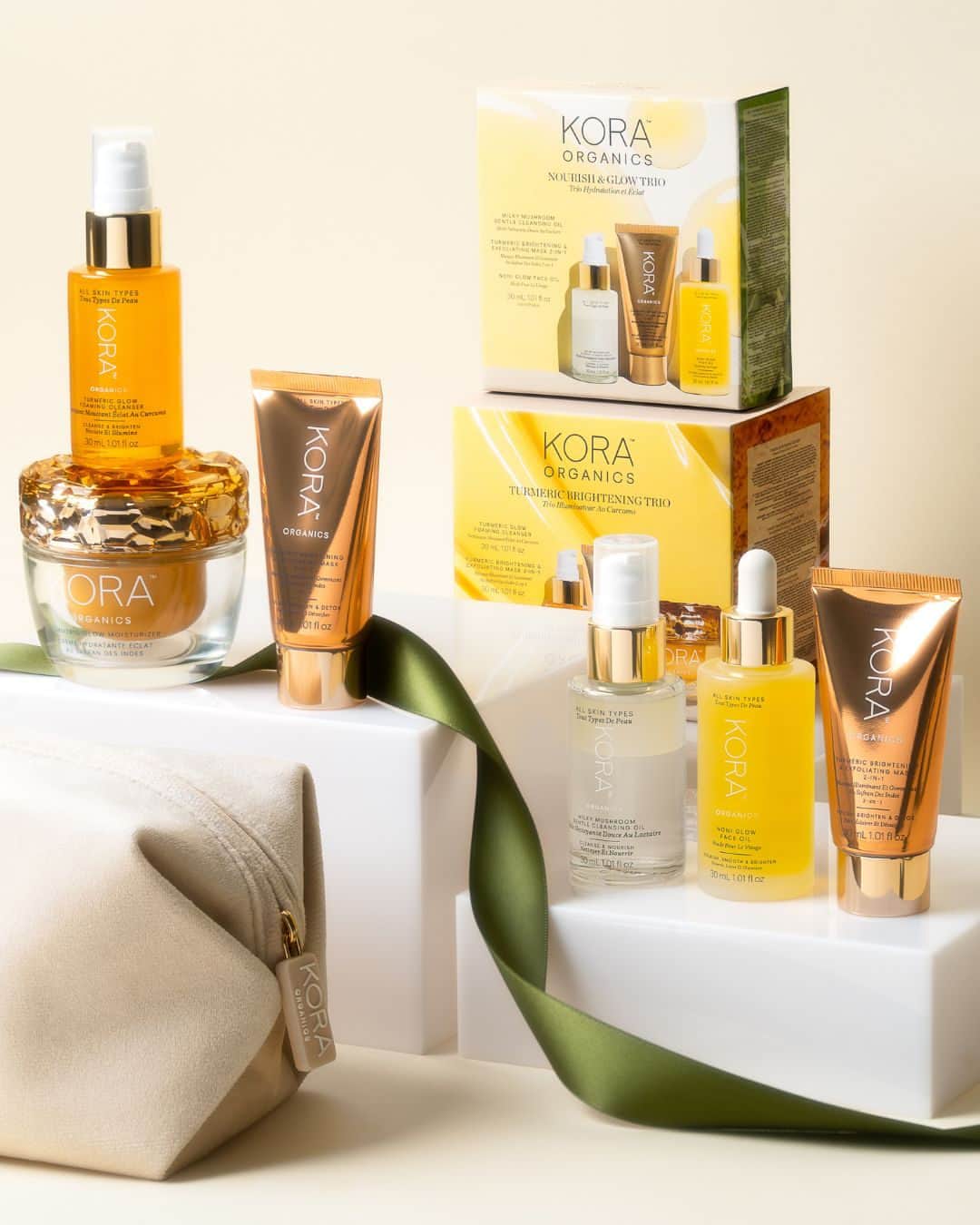 KORA Organicsのインスタグラム：「It’s the most wonderful, yet busiest time of year—let our organic rituals be your calming + grounding escape through the hustle & bustle of the holiday season 🌱🎁  Featuring a cute + complimentary surprise coming soon..✨」