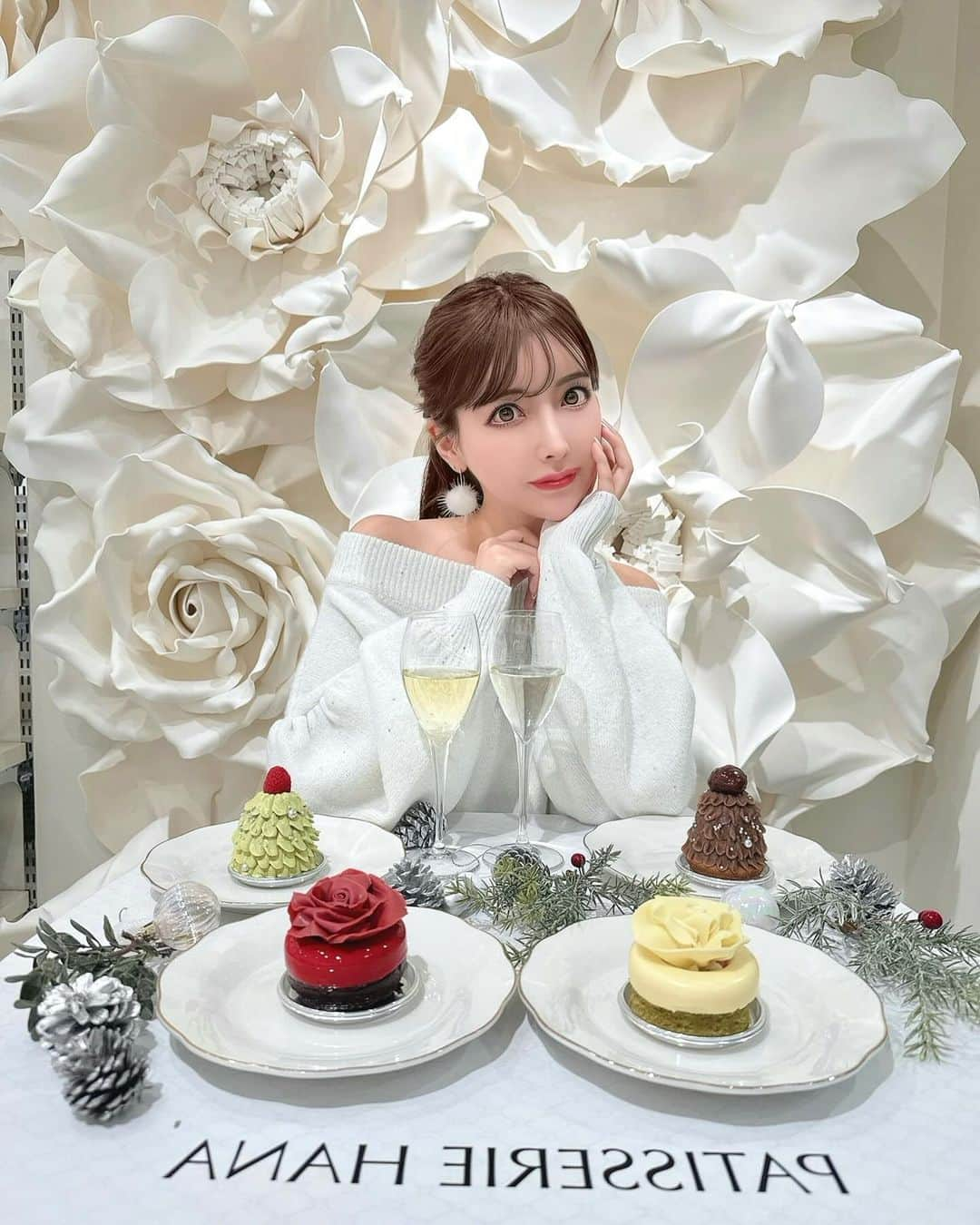 吉川ちかのインスタグラム：「PATISSERIE HANAさんへ 行ってきました🥺🩷  今年OPENしたばかりの ケーキ屋さんで "花”をイメージした 華やかなスイーツが沢山あるの👏💕  今回は "Xmas Collection" の お披露目会のケーキも激カワでした🥺🩷  要事前予約ホールケーキは 全5種類ありました🎂🩷  Xmasブーケドローズ Xmasショートケーキ Xmasガトーショコラ Xmasルージュムース Xmasツリームース  チョコレートをローズに見立てた 華やかなケーキや、 苺をふんだんに使用したケーキもあるし クリスマスを盛り上げてくれるよ👏💕  ホールケーキ🎂の 予約は12/20までらしいよ！  さらに予約不要で購入できる ピースケーキも12/1より販売開始だよ✌️💕  詳細は(@patisserie_hana2023 )を 見てください🥺🩷  銀座店 東京都中央区銀座7-3-13 ニューギンザビル 1号館 ★電話番号 1 03-6373-6428 ★営業時間 ［月～金］12:00～22:30 ［土日祝］ 11:00～22:00 ★定休日 年末年始  #クリスマスケーキ#ケーキ#Xmasケーキ#ケーキ屋さん#ブーケケーキ#銀座スイーツ#パティスリーハナ#ケーキ好きな人と繋がりたい」