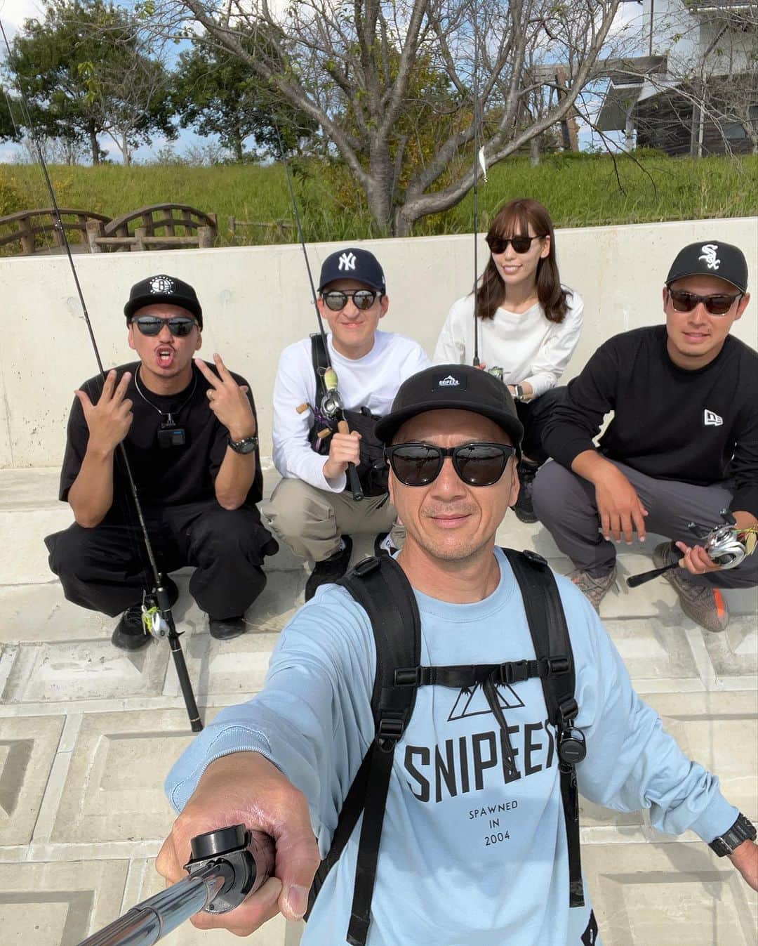 伊藤千秋のインスタグラム：「忙しいながらも好きな事をやらせて貰えて嫁に感謝です🙏 先日のバスフィッシング🎣 最高なマイメン達と良き時間を過ごしたうるさい1日でした！笑 AM5:00-AM0:00会食までずっと過ごした長ーい1日でした。笑 撃ちゃん、カイト、はなちゃん、桧原湖の重鎮ホンダのけんちゃん有難う！また行きましょう！！！ 朝早過ぎて変なテンション炸裂動画付き。笑 #俺以外皆様バスプロ @aimotolove  @newerajapan  @snipeer_official  @clapsstore_official  @goprojp @geki_style  @__.kaitostyle.__  @ken.ichiro626_fc」