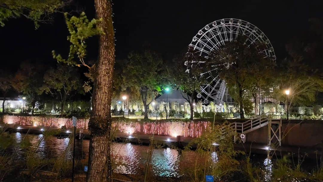 芽夢ちさとのインスタグラム：「舞台の位置決め稽古終了～🎵😍🎵  やはり大劇場で観ると、描いていたショーの形が少しずつ見えてきて✨何とも言えない気持ちになりました😆🎶  これにお衣装✨お化粧✨カツラ等もついたら、どんな作品になってくれるのだろうかとドキドキ💕ワクワク😃💕しております❤️  娘役ちゃんのカツラ✨飾りの直しもチェックさせて頂いて💕めちゃくちゃ美しくなった～😆💕✨ 急にデザイン書いたのに、頑張って作ってくれた事に感謝です😃✨❤️  皆～😆💕✨ありがと～😆💕✨  明日は、ジュニアクラスのお稽古があるので、帰京させて頂きます✈️  ここから、もっともっと皆がブラッシュアップしてくれたら😉 レッスンのやり方も、やって欲しい事もお伝えしたので、月末来た時には更に素敵になっている事を期待したいと思います😆🎶💕  身体に気を付けて頑張ってね👊😆🎵  夜のハウステンボスの景色も本当に美しい❤️  #ハウステンボス歌劇団 #チームウイング #フィナーレナンバー #太田プロダクション #奈良市観光大使 #芽夢ちさと」