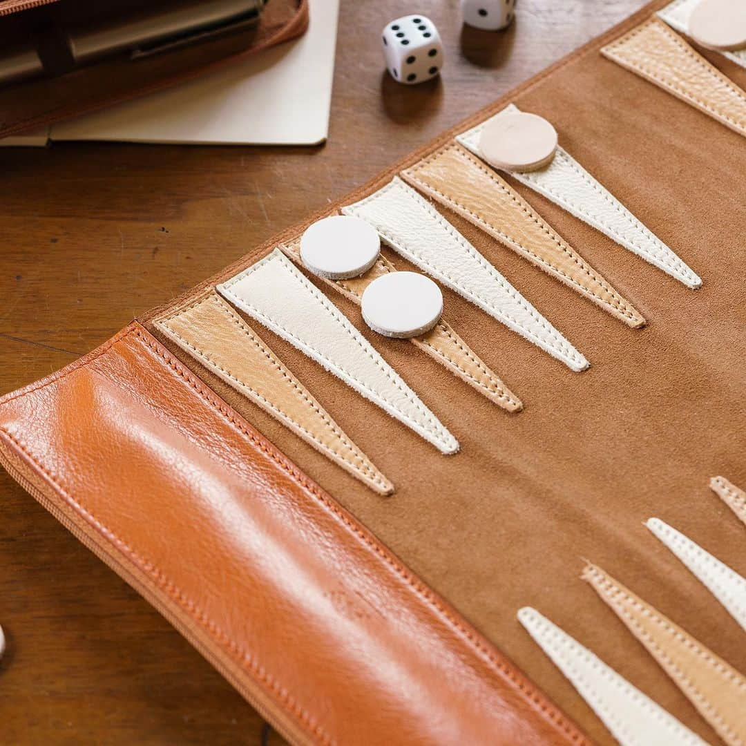 イルビゾンテさんのインスタグラム写真 - (イルビゾンテInstagram)「Take a moment to admire this exquisite leather and suede travel backgammon set. Crafted with precision, prepare for a game on the go in style!   #ilbisonte #sustainability #madeinitaly #homecollection」11月7日 0時45分 - ilbisonteofficial