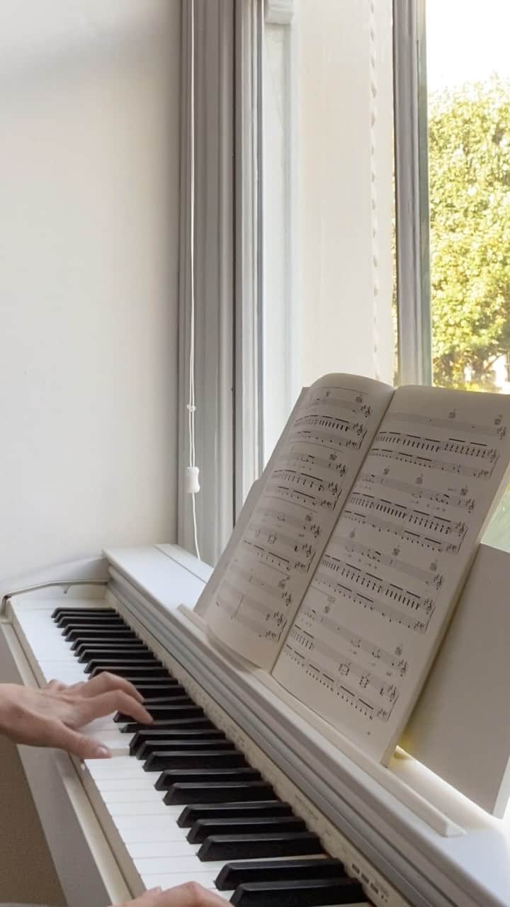 ジュリア・レストイン・ロイトフェルドのインスタグラム：「Sometimes the only thing that makes the world feel a bit  better is music… rusty notes but heartfelt thoughts ❤️‍🩹 #blur #sing」
