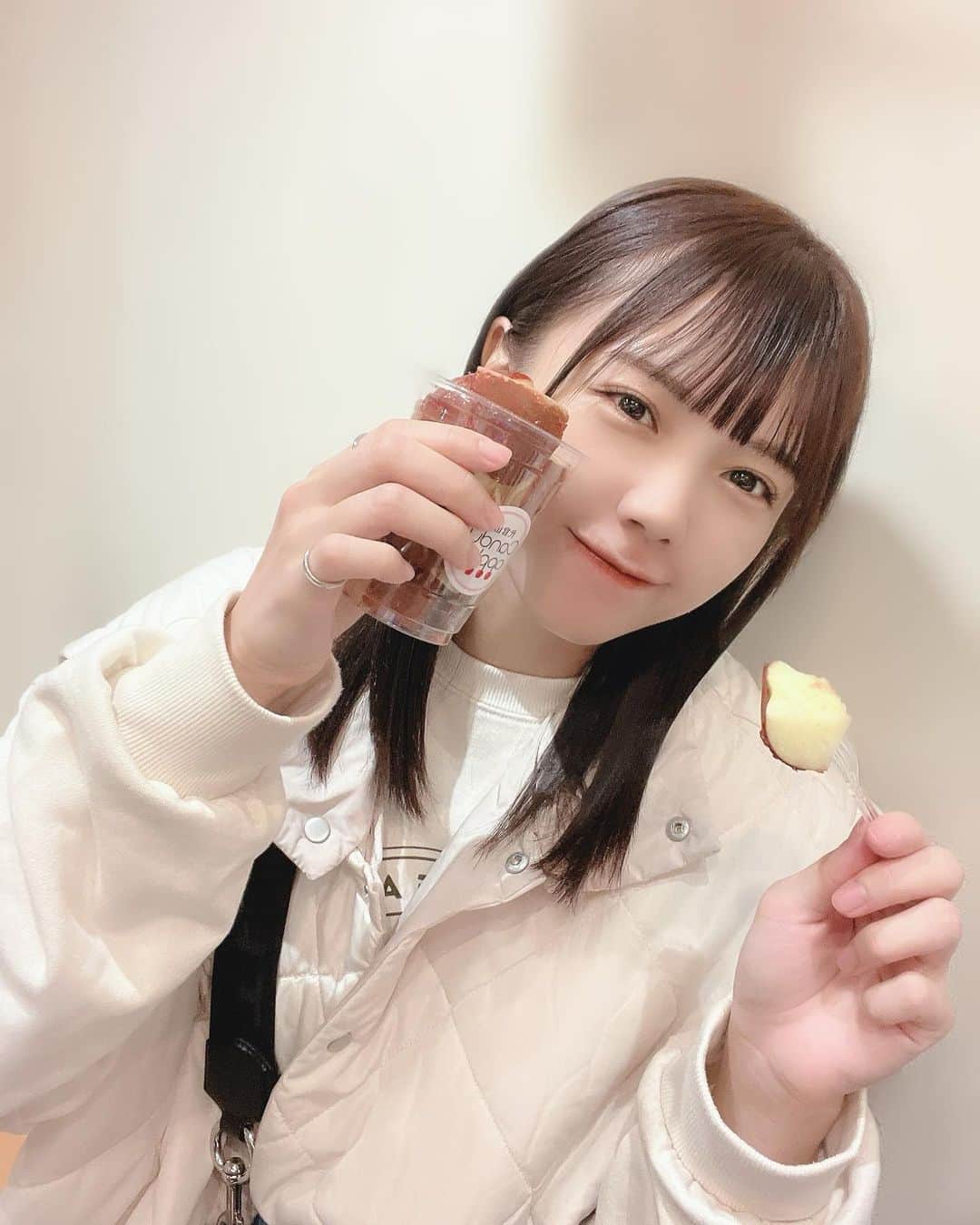 日南遥さんのインスタグラム写真 - (日南遥Instagram)「🥟 ⁡ こんばんは〜 ⁡ 遠征続きだったからか髪のダメージが気になり 美容院でさらさらにしてもらったのち らなさんとお買い物して りんご飴と餃子を食べました🍎🥟 ⁡ 今はゲームしてます🎮 ⁡ 充実した良いオフでした〜！ ⁡ 明日はお仕事なのでがんばります🪿 ⁡ ⁡ 🐓今週のイベント🐓 ⁡ 9日(木)『名古屋定期vol.6』📍名古屋ReNY limited 12日(日)『第24回静大祭in浜松』📍静岡大学浜松キャンパス ⁡ ⁡ 月曜日おつかれさまでした❕ またあした〜」11月7日 0時48分 - haruka_hinami