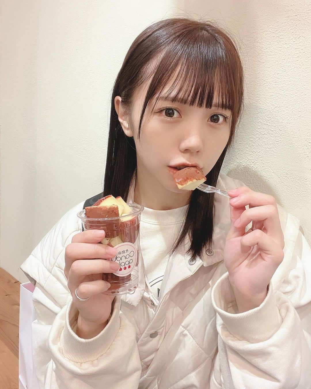 日南遥さんのインスタグラム写真 - (日南遥Instagram)「🥟 ⁡ こんばんは〜 ⁡ 遠征続きだったからか髪のダメージが気になり 美容院でさらさらにしてもらったのち らなさんとお買い物して りんご飴と餃子を食べました🍎🥟 ⁡ 今はゲームしてます🎮 ⁡ 充実した良いオフでした〜！ ⁡ 明日はお仕事なのでがんばります🪿 ⁡ ⁡ 🐓今週のイベント🐓 ⁡ 9日(木)『名古屋定期vol.6』📍名古屋ReNY limited 12日(日)『第24回静大祭in浜松』📍静岡大学浜松キャンパス ⁡ ⁡ 月曜日おつかれさまでした❕ またあした〜」11月7日 0時48分 - haruka_hinami
