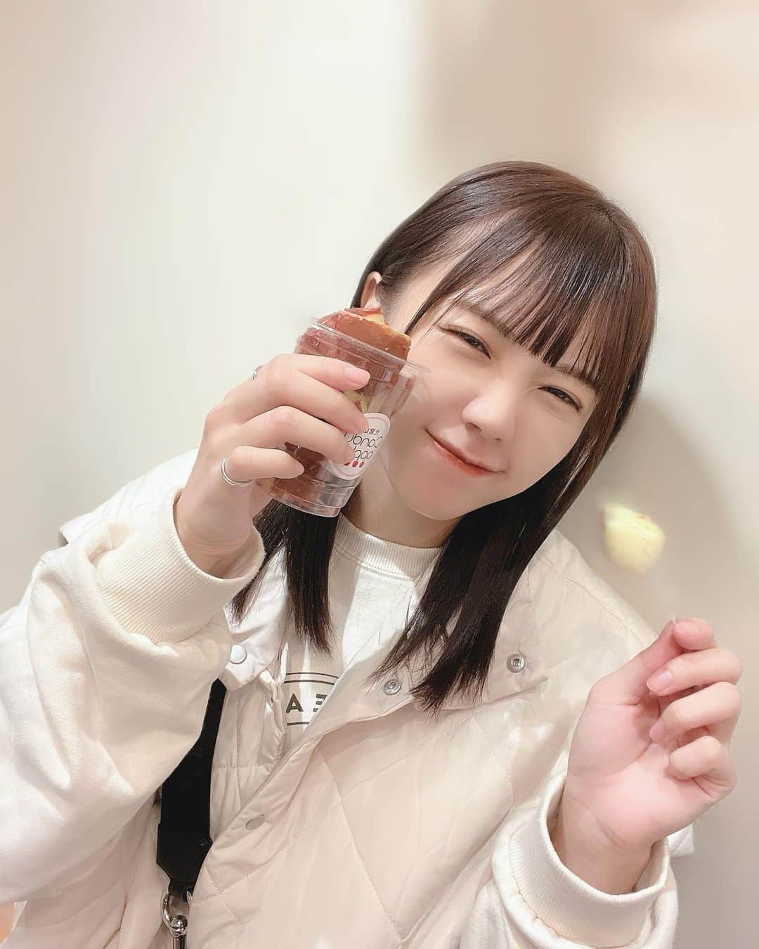 日南遥さんのインスタグラム写真 - (日南遥Instagram)「🥟 ⁡ こんばんは〜 ⁡ 遠征続きだったからか髪のダメージが気になり 美容院でさらさらにしてもらったのち らなさんとお買い物して りんご飴と餃子を食べました🍎🥟 ⁡ 今はゲームしてます🎮 ⁡ 充実した良いオフでした〜！ ⁡ 明日はお仕事なのでがんばります🪿 ⁡ ⁡ 🐓今週のイベント🐓 ⁡ 9日(木)『名古屋定期vol.6』📍名古屋ReNY limited 12日(日)『第24回静大祭in浜松』📍静岡大学浜松キャンパス ⁡ ⁡ 月曜日おつかれさまでした❕ またあした〜」11月7日 0時48分 - haruka_hinami
