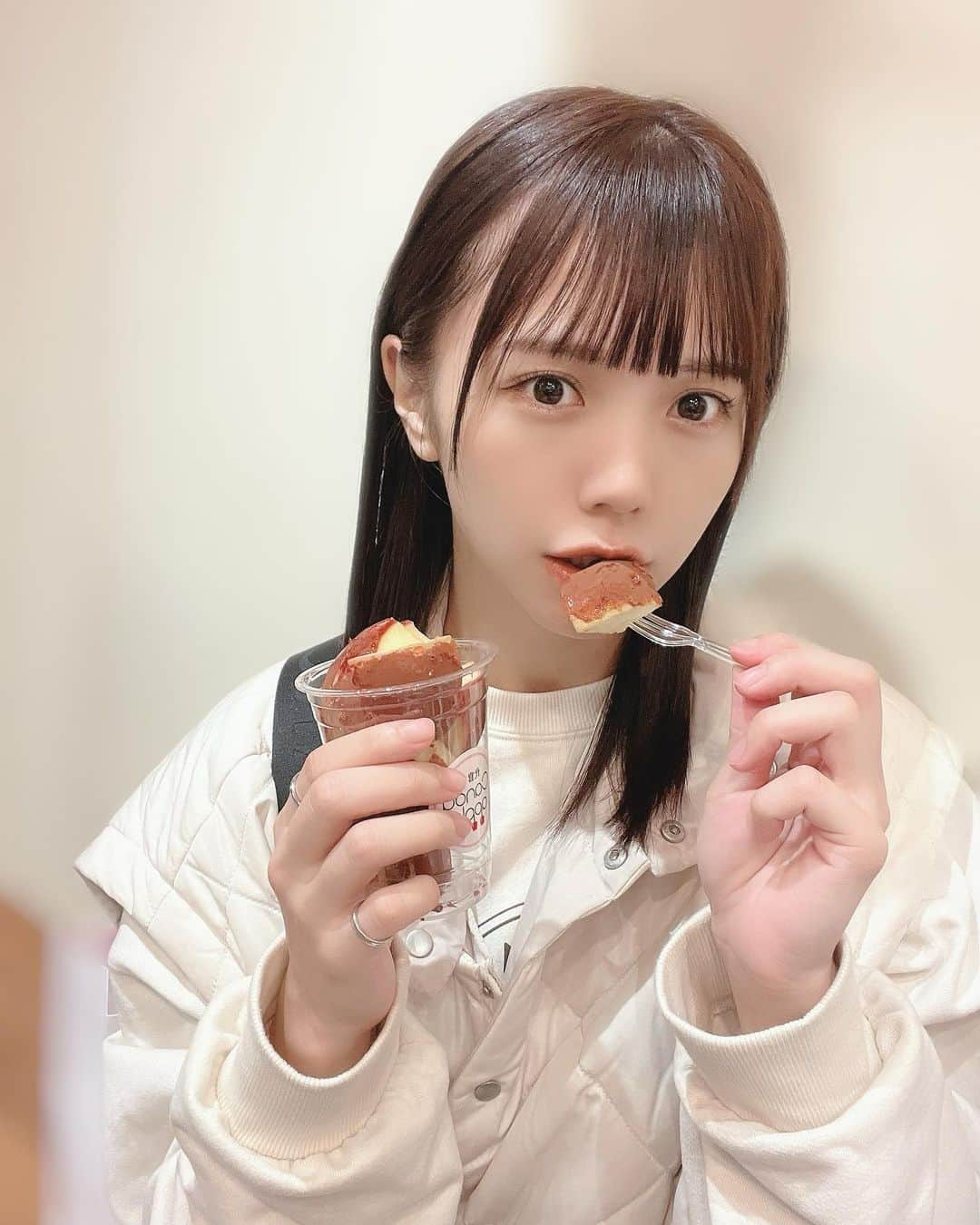 日南遥のインスタグラム：「🥟 ⁡ こんばんは〜 ⁡ 遠征続きだったからか髪のダメージが気になり 美容院でさらさらにしてもらったのち らなさんとお買い物して りんご飴と餃子を食べました🍎🥟 ⁡ 今はゲームしてます🎮 ⁡ 充実した良いオフでした〜！ ⁡ 明日はお仕事なのでがんばります🪿 ⁡ ⁡ 🐓今週のイベント🐓 ⁡ 9日(木)『名古屋定期vol.6』📍名古屋ReNY limited 12日(日)『第24回静大祭in浜松』📍静岡大学浜松キャンパス ⁡ ⁡ 月曜日おつかれさまでした❕ またあした〜」