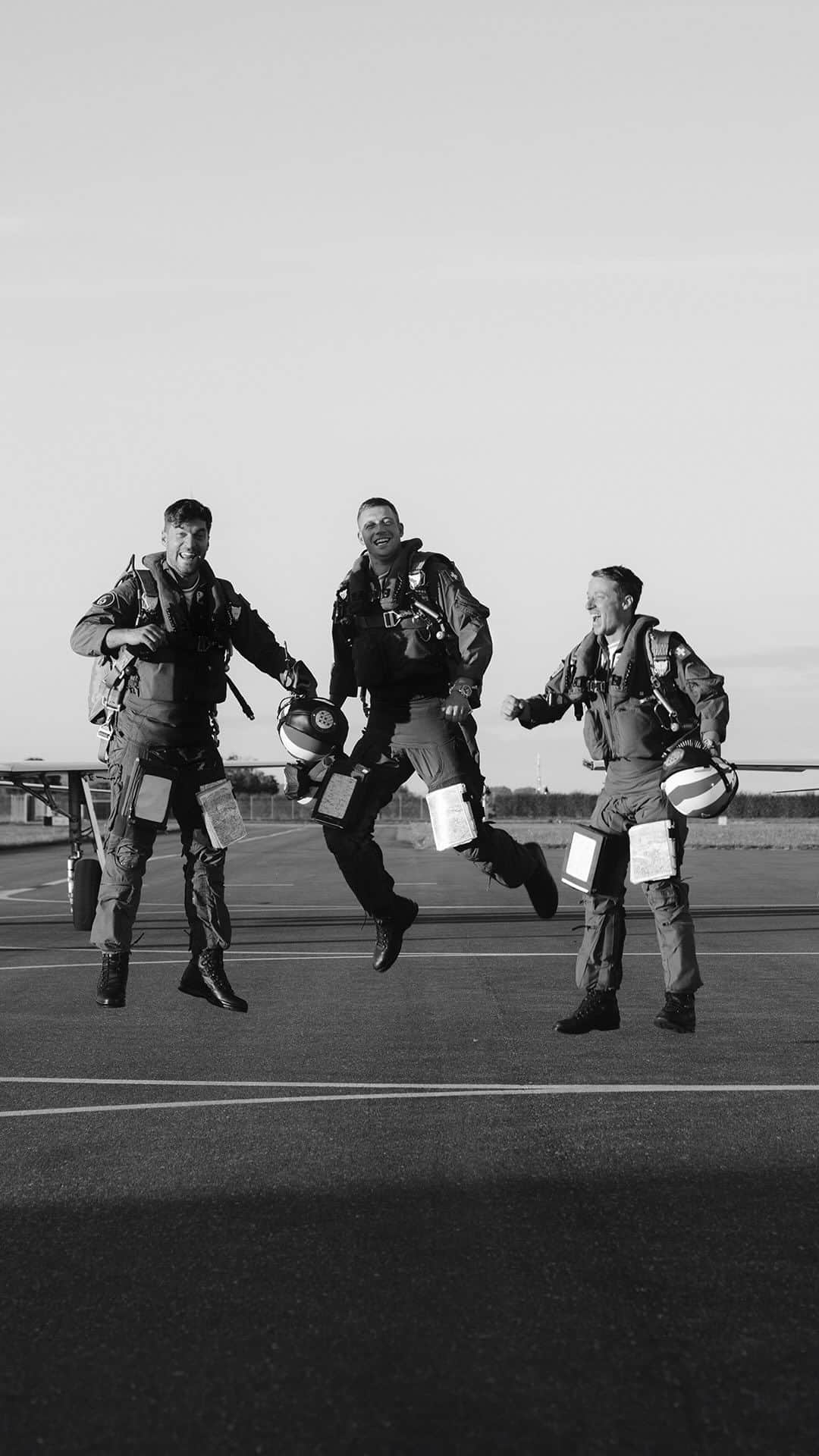 ブライトリングのインスタグラム：「Take a look behind the scenes of the action-fueled campaign shoot featuring Switzerland’s elite aerobatic team, the Patrouille Suisse.  #breitling #squadonamission #avenger #watches #pilotswatch #aviation #chronograph #patrouillesuisse #acrobaticteam」