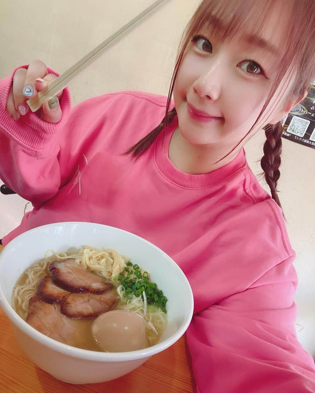 来栖あこのインスタグラム：「真夜中の飯テロ2🤤🍜💕  チャーシューと軟骨丼が 個人的に好きすぎるっっ😋💖 PR @okido814 #梅屋敷 #梅屋敷グルメ #梅屋敷ラーメン #大森 #大森グルメ #大森ラーメン #蒲田グルメ #蒲田ラーメン #蒲田」