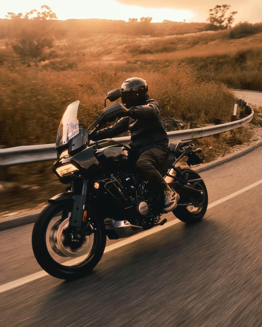Harley-Davidsonのインスタグラム：「Stealth aesthetic.​  🏍️ @TheCutrate​ 📸 @KvnPak​  #HarleyDavidson #PanAmerica」