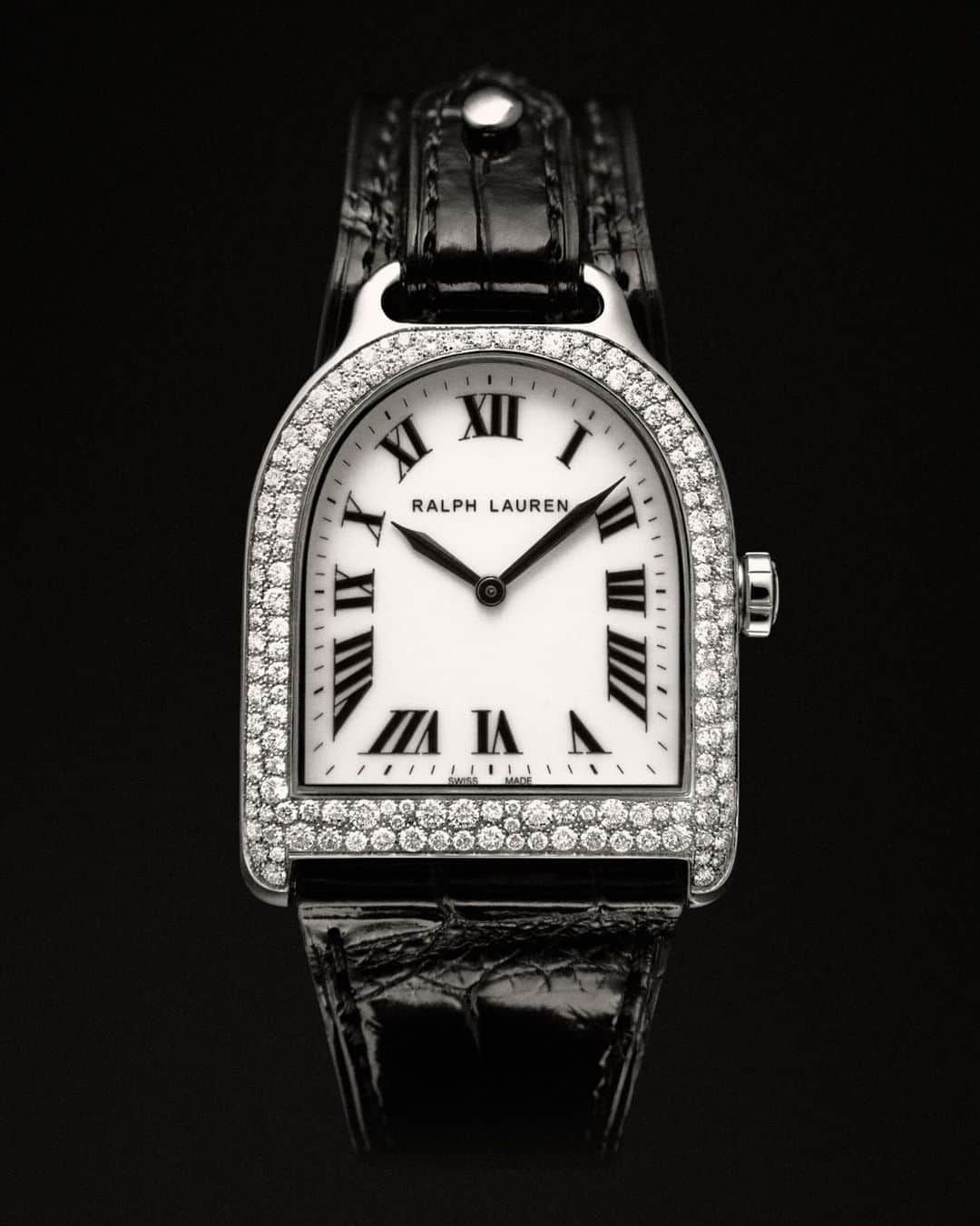 のインスタグラム：「A glamorous expression of #RalphLauren’s equestrian heritage and Swiss precision. The #RLStirrup timepiece in stainless steel juxtaposes a lacquered dial with 144 white diamonds at the bezel.   Explore more #RLHoliday accessories via the link in bio.」