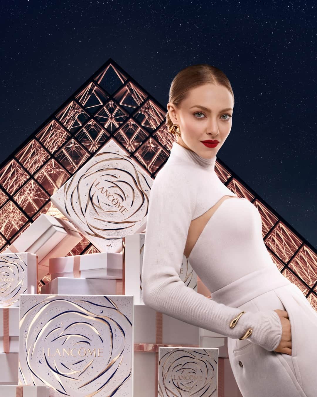 Lancôme Officialのインスタグラム：「Your quest for the extraordinary begins at the foot of a dazzling pyramid of gifts, standing tall before the majestic pyramid of the Louvre, lit up in all its glory. This Holiday season, gift the extraordinary with Lancôme. @mingey  #Lancome #LancomexLouvre #Holiday23」