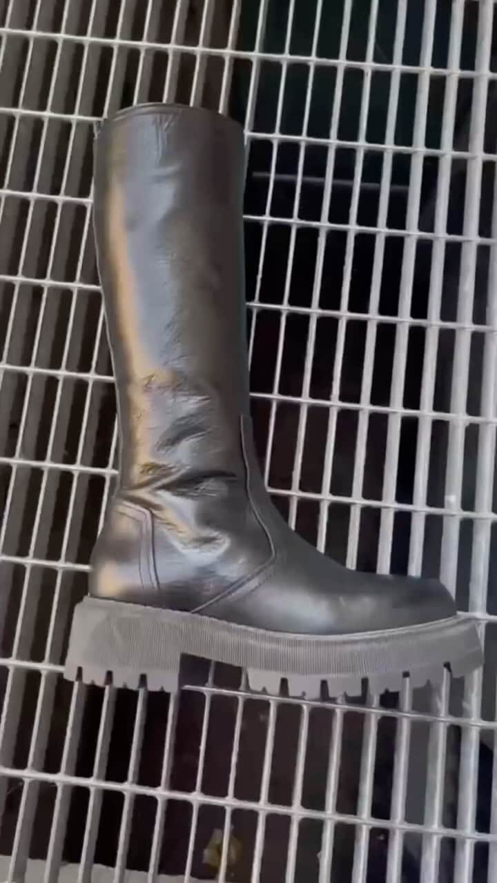 ダーク ビッケンバーグのインスタグラム：「She’s travelling. Shop our boot collection for #FW23. #Bikkembergs #DirkBikkembergs」