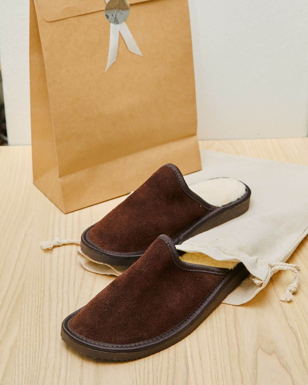 テーリポルキのインスタグラム：「Father's Day around the corner. Delight your father with warm merino wool slippers. Available in three different colors in sizes 36-47.  . . #TERHIPÖLKKI #terhipölkkishoes #finnishdesign #sustainablefootwear #slippers #merinowoolslippers #fathersday #giftidea」