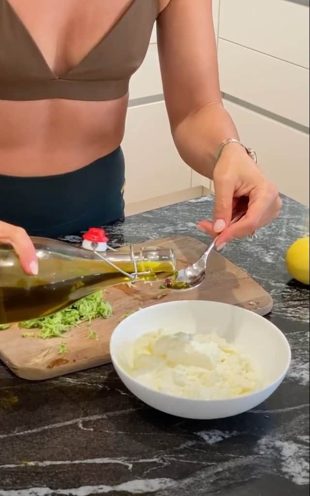 ケイラ・アイトサインズのインスタグラム：「My family's tzatziki recipe!! I make this all the time because it goes with almost anything and it is SO easy to make! Don't ask for measurements... I have no idea - I'm a free-pour type of person 😅  This is what you need: ✔️ Greek Yoghurt ✔️ Cucumber (make sure to strain it!) ✔️ Garlic ✔️ Olive oil ✔️ A squeeze of lemon ✔️ Salt  #Tzatziki #Recipe」