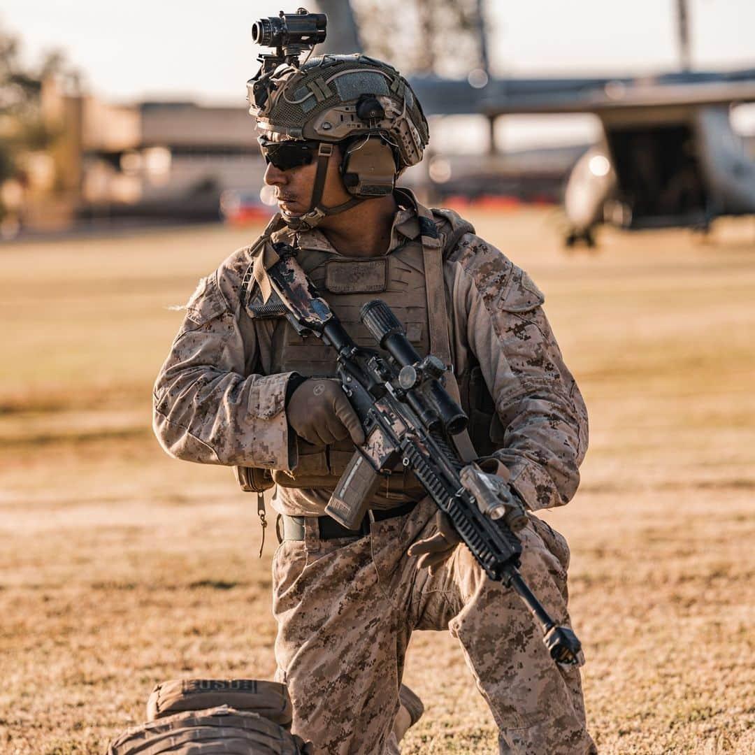 アメリカ海兵隊さんのインスタグラム写真 - (アメリカ海兵隊Instagram)「Non-Combatant Evac  📍 @mcagcc29palms (Oct. 20, 2023)  #Marines with @2dmardiv and Marine Aviation Weapons and Tactics Squadron One conduct a non-combatant evacuation operation exercise as part of Weapons and Tactics Instructor (WTI) Course 1-24.   The Non-Combatant Evacuation Operation allows the prospective WTIs to plan, brief, and execute while shifting their focus towards an in-depth review and dissection of rules of engagement, military authorities, and civil considerations.  📷 (U.S. Marine Corps photo by Lance Cpl. Justin J. Marty)  #USMC #FlyMarines #SemperFi」11月7日 0時54分 - marines