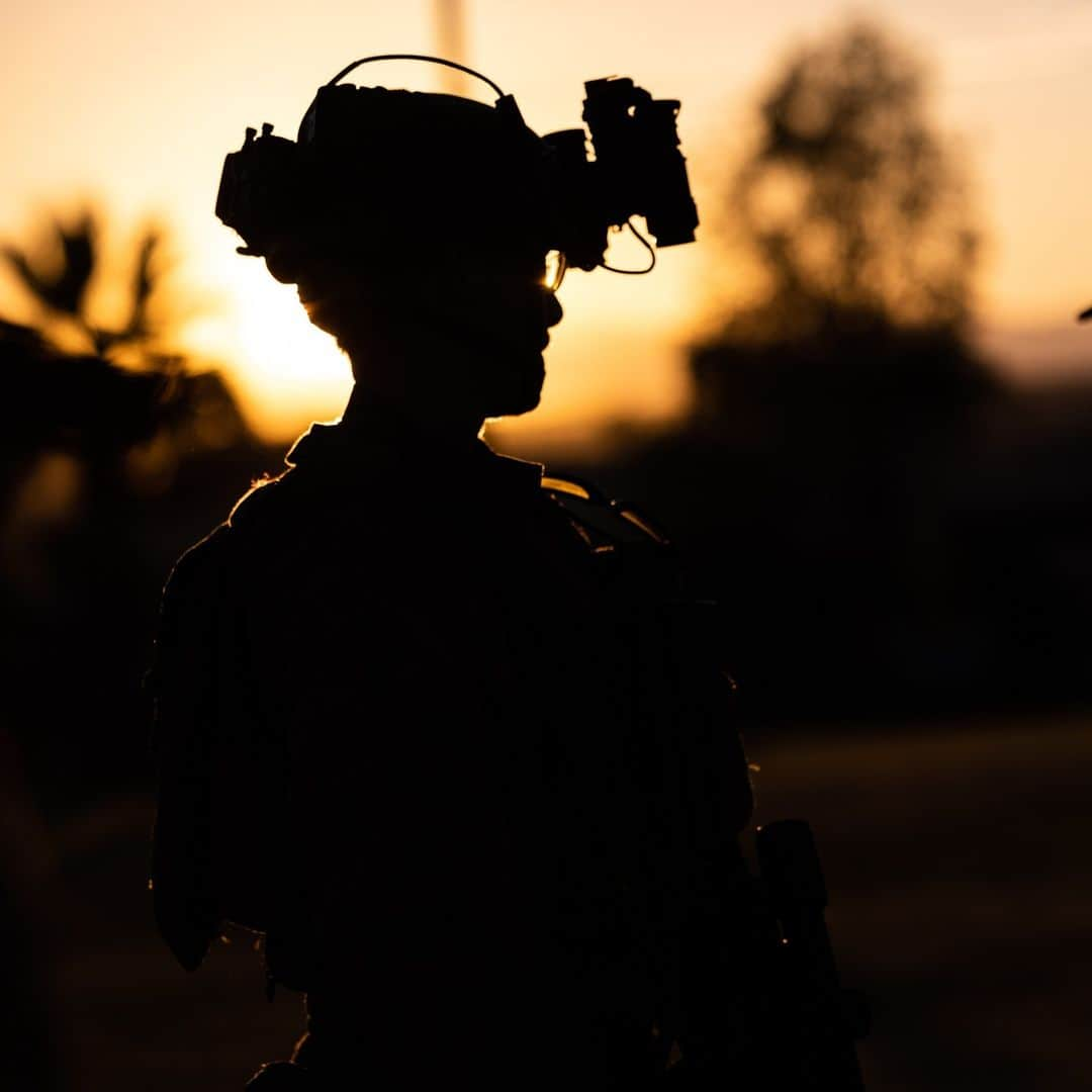 アメリカ海兵隊のインスタグラム：「Non-Combatant Evac  📍 @mcagcc29palms (Oct. 20, 2023)  #Marines with @2dmardiv and Marine Aviation Weapons and Tactics Squadron One conduct a non-combatant evacuation operation exercise as part of Weapons and Tactics Instructor (WTI) Course 1-24.   The Non-Combatant Evacuation Operation allows the prospective WTIs to plan, brief, and execute while shifting their focus towards an in-depth review and dissection of rules of engagement, military authorities, and civil considerations.  📷 (U.S. Marine Corps photo by Lance Cpl. Justin J. Marty)  #USMC #FlyMarines #SemperFi」