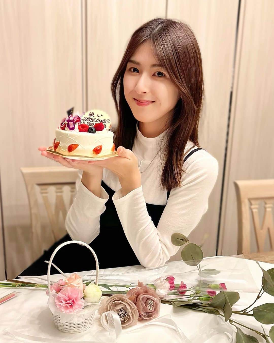 のインスタグラム：「11/6で32歳になりました🕊️  お祝いのメッセージ下さった方々、、、 ありがとうございます🌹  子供たちの"happy birthday♪"が最高のBGM 10年後も20年後もみんなに歌ってほしいなぁ🥰  私の推しだと言ってくれる長女👧🏻 おばあちゃんになっても言ってくれるだろうか🥺 お手紙やお花💐ありがとうね💕  4児の母となりこれから大変ですが 暖かく見守っていただけたら嬉しいです☺️」
