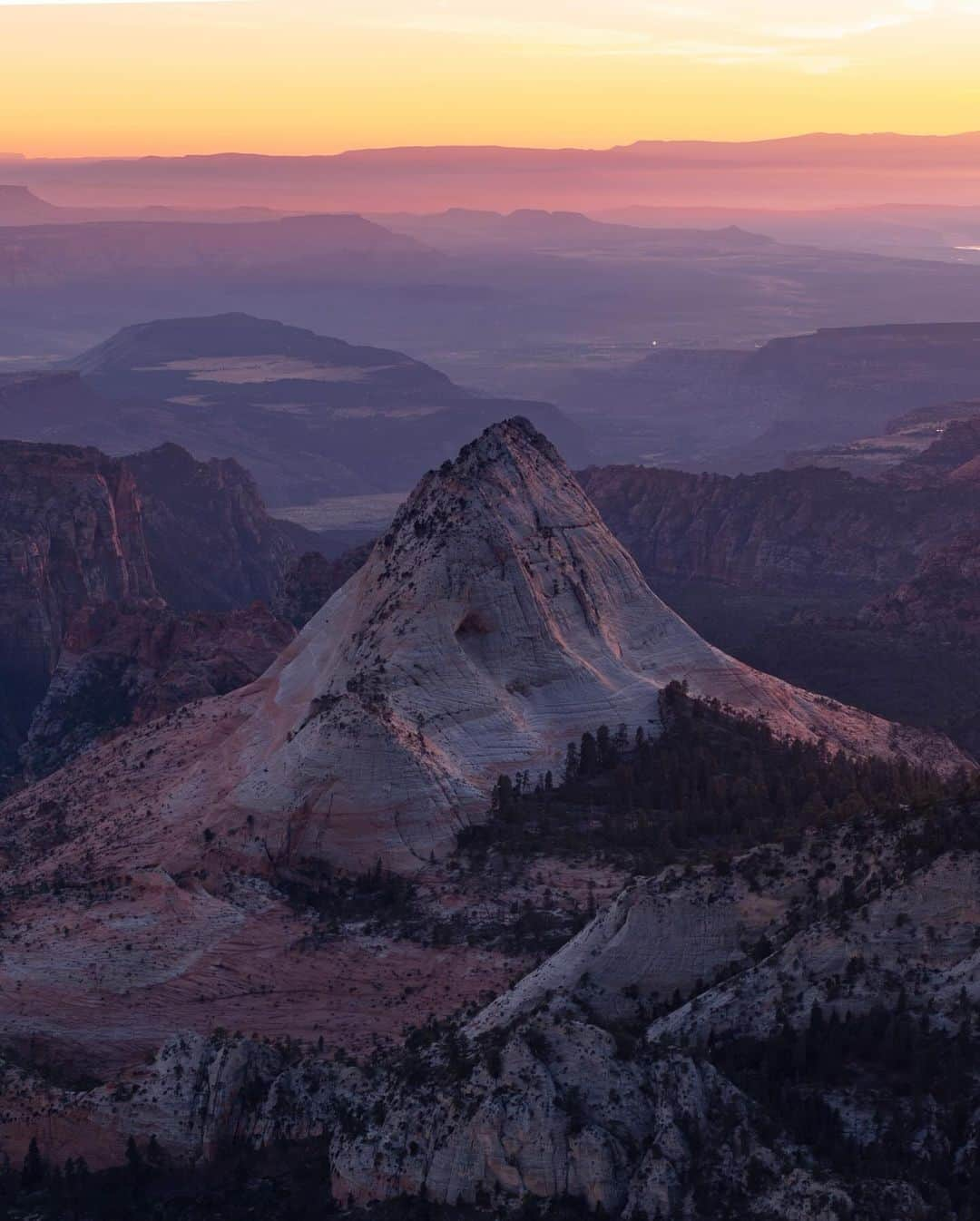 Keith Ladzinskiさんのインスタグラム写真 - (Keith LadzinskiInstagram)「An expansive aerial view of the uniquely carved #KolobTerrace in Zion National Park. / for @natgeo」11月7日 0時58分 - ladzinski