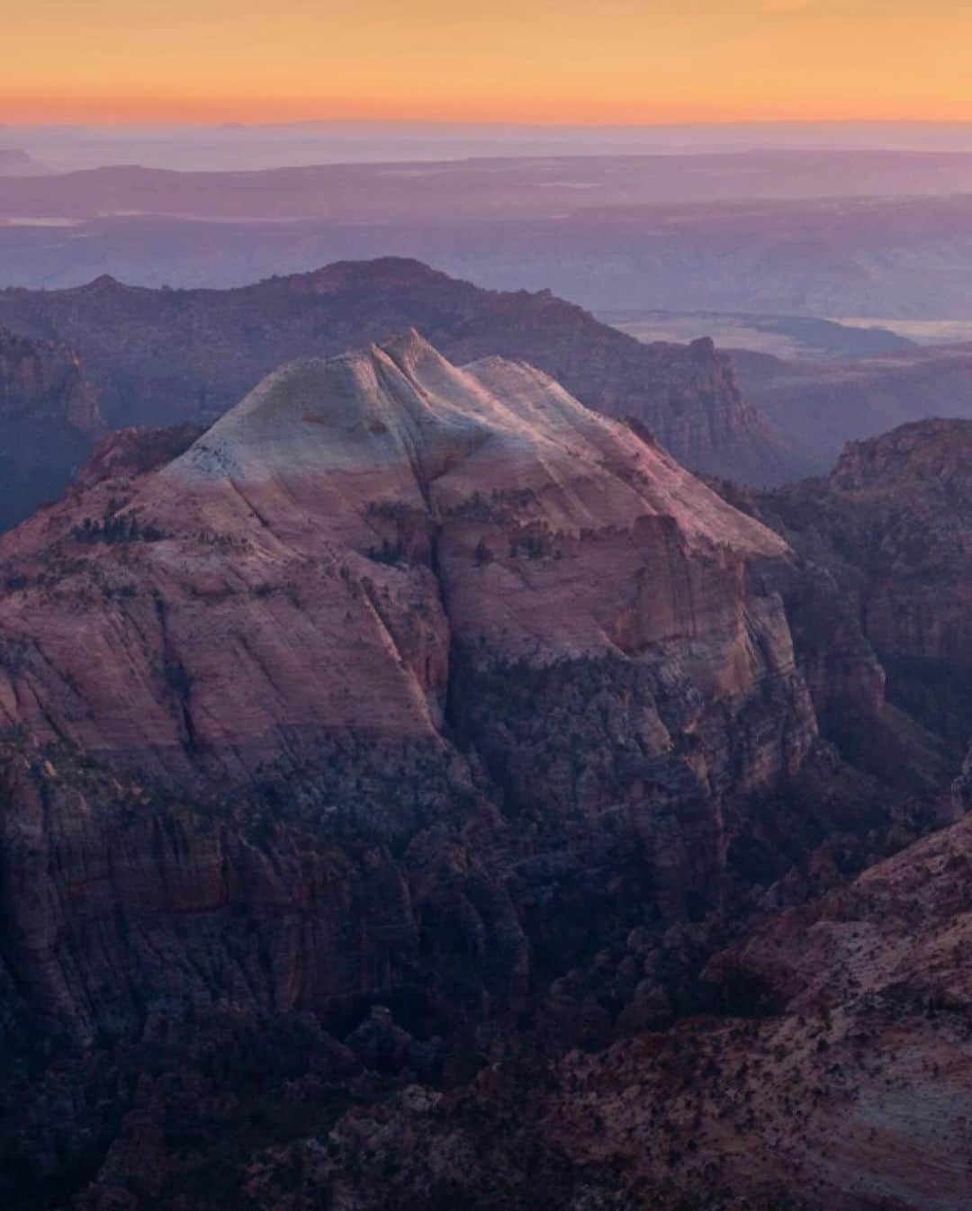 Keith Ladzinskiさんのインスタグラム写真 - (Keith LadzinskiInstagram)「An expansive aerial view of the uniquely carved #KolobTerrace in Zion National Park. / for @natgeo」11月7日 0時58分 - ladzinski