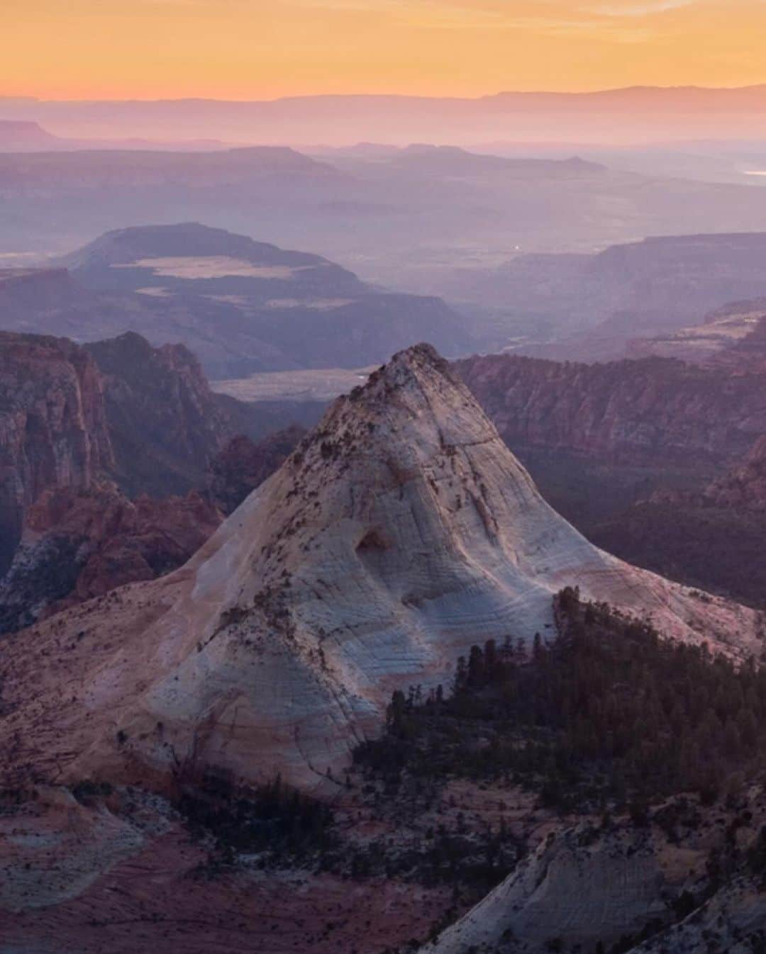 Keith Ladzinskiさんのインスタグラム写真 - (Keith LadzinskiInstagram)「An expansive aerial view of the uniquely carved #KolobTerrace in Zion National Park. / for @natgeo」11月7日 0時58分 - ladzinski