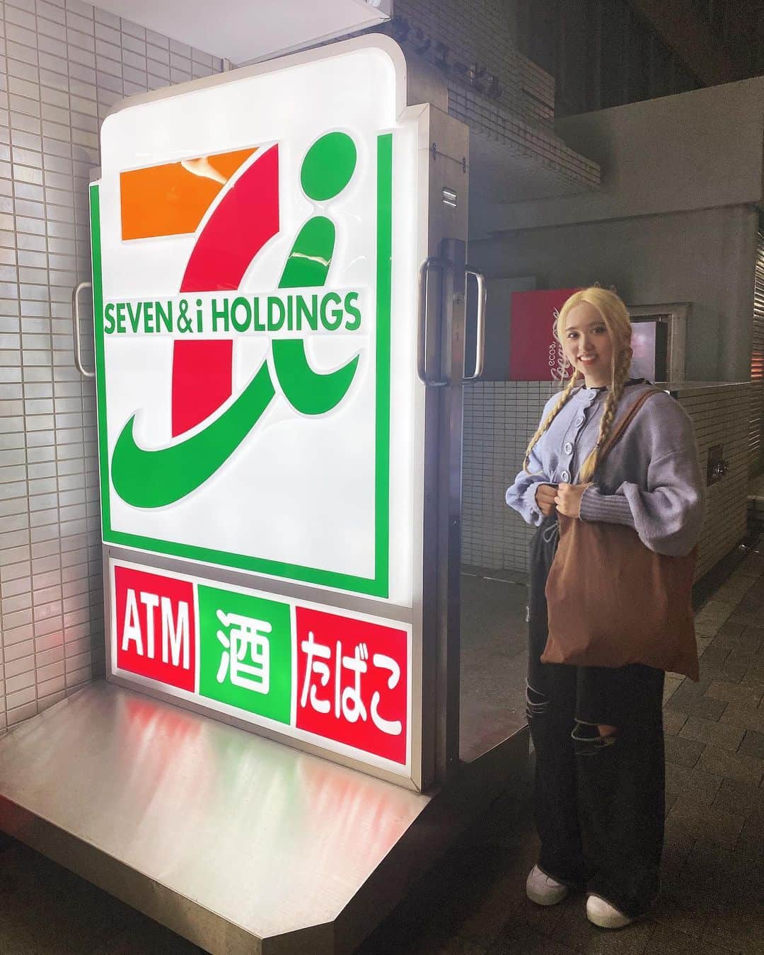 糸原沙也加のインスタグラム：「でか看板🪧  #セブンイレブン #セブイレって略すけどみんなは違う？  #過去にはファミマVer.も🏪」