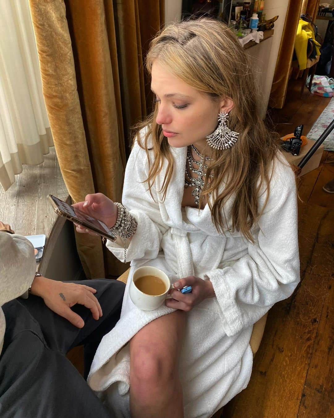 ダニジョーのインスタグラム：「📲 ☕️」