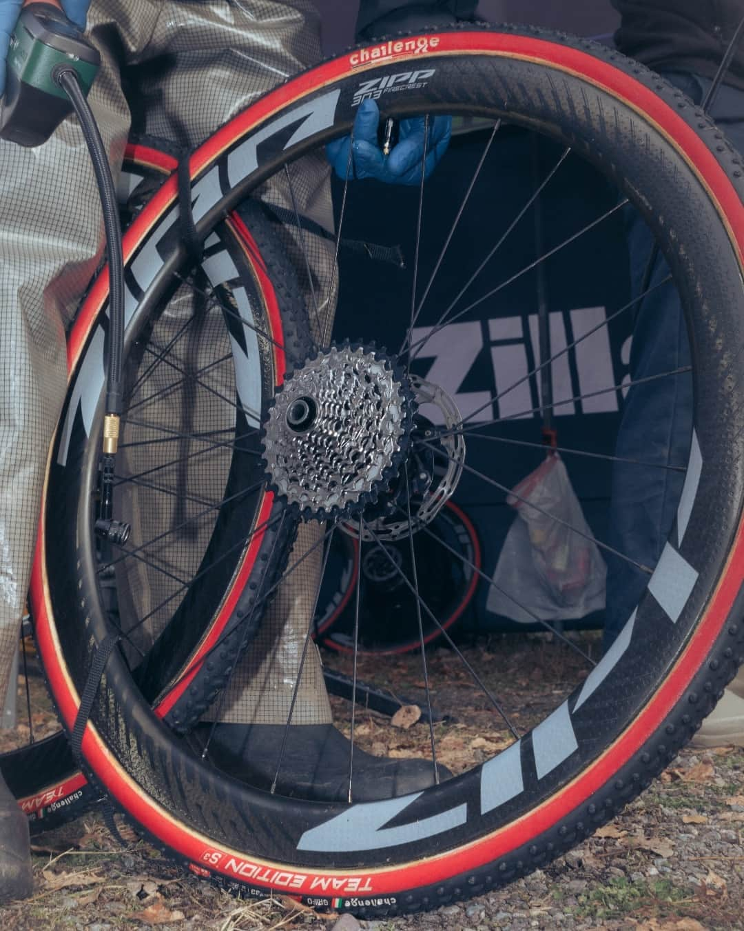 Zipp Speed Weaponryのインスタグラム：「The 303 Firecrest has had a busy year of gravel and road racing, sprinting and climbing its way to podiums around the globe. Now that #cxishere, things have gotten a bit muddier, but the podiums keep coming. . The 303 is our go-to wheel for all roads ahead. Pavement, dirt, or gravel, the 303 is engineered for everything you’ll tackle on the bike. Available in S-Series, Firecrest or NSW, rim or disc brake, tubeless clincher or tubular. Buy now at zipp.com (LINK IN BIO) 📸 @kbschlee」