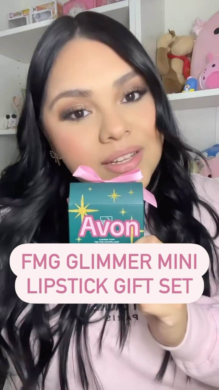 エイボンのインスタグラム：「The perfect gift for the beauty lover in your life! 🎁✨ Shop the fmg Glimmer Pout Perfect Mini Lipstick Gift Set now!  @worldofdaisy  #lipstickset #lipholidayset #giftset #avoninsider」