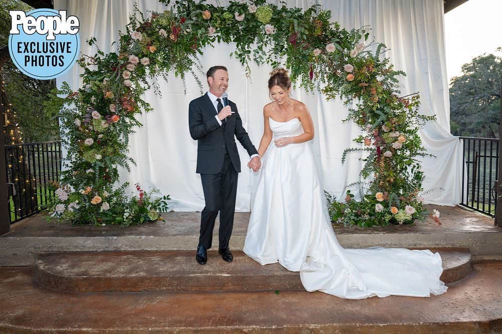 People Magazineさんのインスタグラム写真 - (People MagazineInstagram)「“As much as we wanted an intimate weekend for our wedding ceremony in Napa, we also wanted to celebrate getting married with all the great friends we have — hence this bigger party,” Lauren Zima tells PEOPLE of her two wedding ceremonies. “Doing the second event in Austin [where the couple lives full-time] gave us the ability to include all of our friends, and also made sure that we didn’t leave our wedding feeling like we didn’t even see any of our loved ones — a story we’ve heard before.” 🤍   Tap our bio link to see all the photos from Chris Harrison + Lauren's special days! | 📷: @joeycarman」11月7日 1時06分 - people