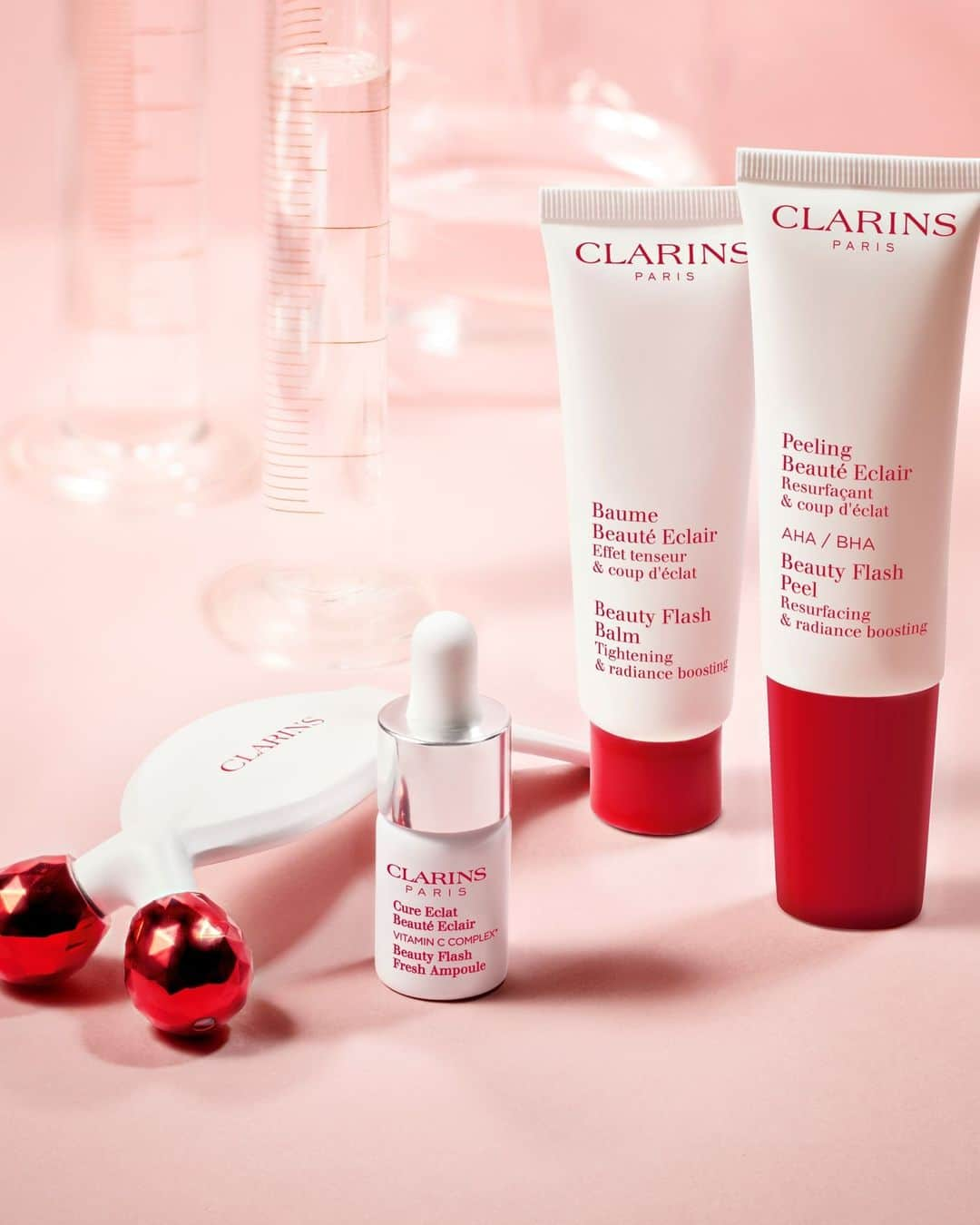 Clarins Franceさんのインスタグラム写真 - (Clarins FranceInstagram)「Vous trouvez votre teint terne et en manque d’éclat ? Notre routine Instant Beauty pourrait faire des merveilles ⚡️⁣ ⁣ 1. Le Roller Resculptant Éclair prépare votre peau à recevoir les soins⁣ 2. Le Peeling Beauté Éclair débarrasse votre peau des cellules mortes⁣ 3. Le Baume Beauté Éclair hydrate et booste l’éclat de votre peau au quotidien⁣ 4. La Cure Éclat Beauté Éclair permet de faire peau neuve en 7 jours⁣ ⁣ Prêt à tester cette routine de soin à l’approche de l’hiver ? 😉⁣ ⁣ #Clarins  #ClarinsInstantBeauty #MonSoinClarins #Skincare⁣」11月7日 1時08分 - clarinsfr