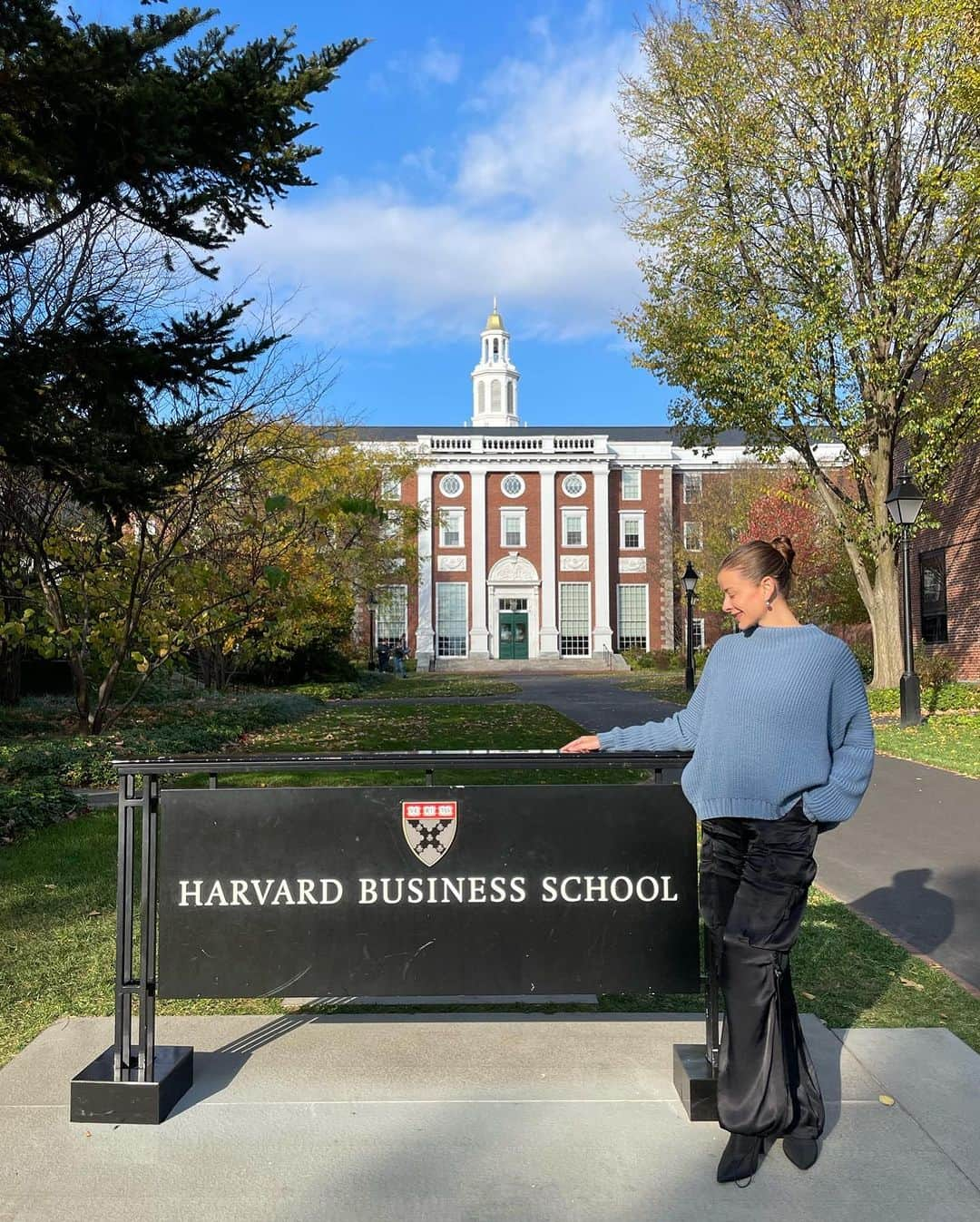 ロー・ボスワースさんのインスタグラム写真 - (ロー・ボスワースInstagram)「A DREAM COME TRUE! Speaking at Harvard Business School yesterday was truly a pinch-me moment! So honored to be able to share @lovewellness’s story with their incredible community.  Thank you so much to the Harvard Business School Retail & Luxury Goods Club @hbs_rlgc for including me in this incredible day, to @chloemelas for being an incredible moderator, and to @nadyaokamoto for being an incredible co-panelist. Will be thinking about this forever!」11月7日 1時08分 - lobosworth