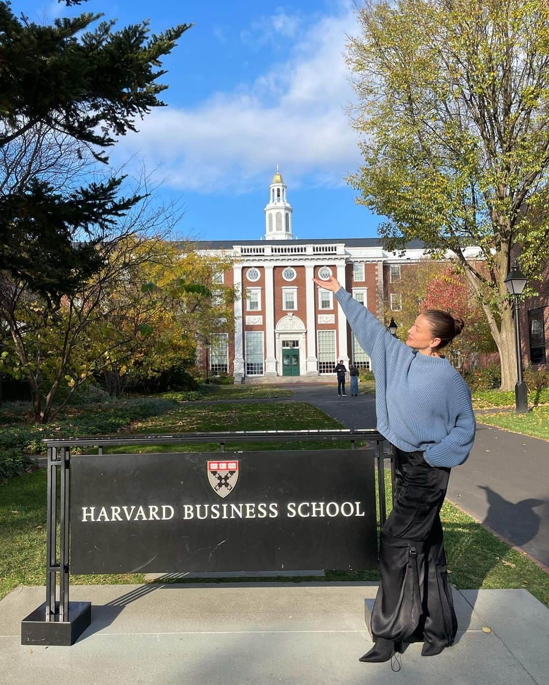 ロー・ボスワースさんのインスタグラム写真 - (ロー・ボスワースInstagram)「A DREAM COME TRUE! Speaking at Harvard Business School yesterday was truly a pinch-me moment! So honored to be able to share @lovewellness’s story with their incredible community.  Thank you so much to the Harvard Business School Retail & Luxury Goods Club @hbs_rlgc for including me in this incredible day, to @chloemelas for being an incredible moderator, and to @nadyaokamoto for being an incredible co-panelist. Will be thinking about this forever!」11月7日 1時08分 - lobosworth