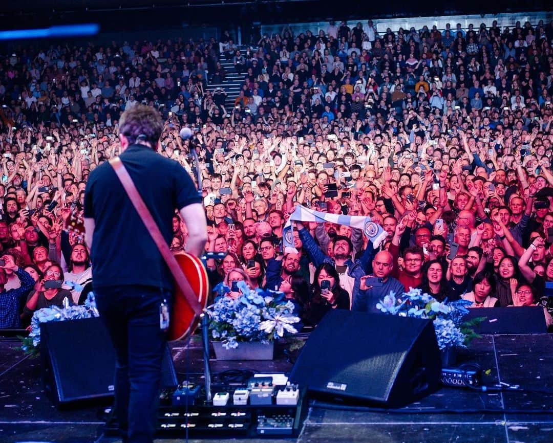 ノエル・ギャラガーさんのインスタグラム写真 - (ノエル・ギャラガーInstagram)「Night one of the European tour... Thank you Amsterdam 🌷 Next stop Düsseldorf 🇩🇪 📸: @gallagher_anais」11月7日 1時13分 - themightyi