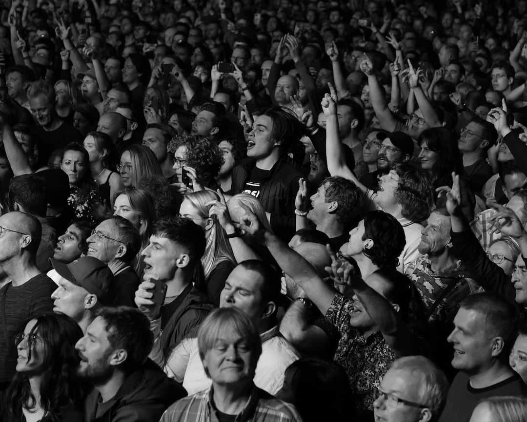 ノエル・ギャラガーさんのインスタグラム写真 - (ノエル・ギャラガーInstagram)「Night one of the European tour... Thank you Amsterdam 🌷 Next stop Düsseldorf 🇩🇪 📸: @gallagher_anais」11月7日 1時13分 - themightyi