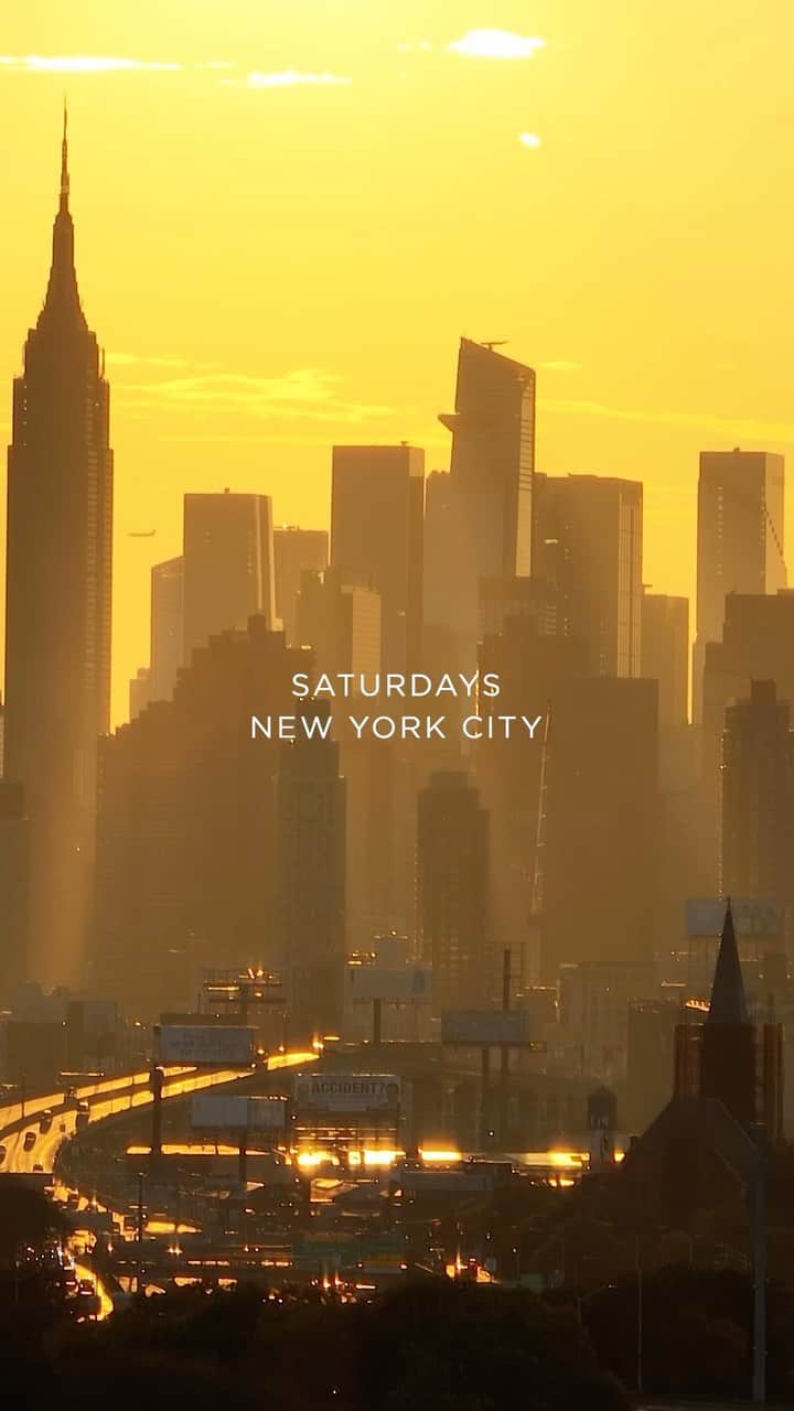 サタデーズのインスタグラム：「Sunset over NYC. Video by our friend @seanmartinsmith #saturdaysnyc」