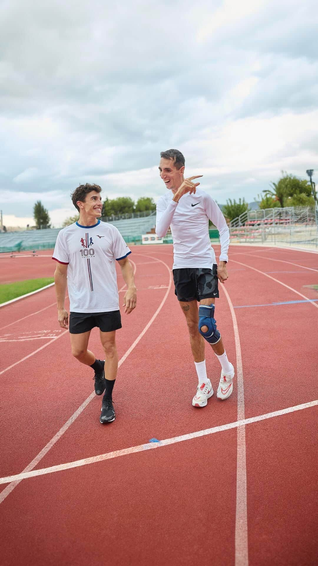 マルク・マルケスのインスタグラム：「Cuando el mundo del running y del motor se unen, pasan cosas como esta. ⚡💙 ¿Quién creéis que llega primero a la meta? 😜 @AlexRoca91 ✊🏻✊🏻✊🏻 @MarcMarquez93」