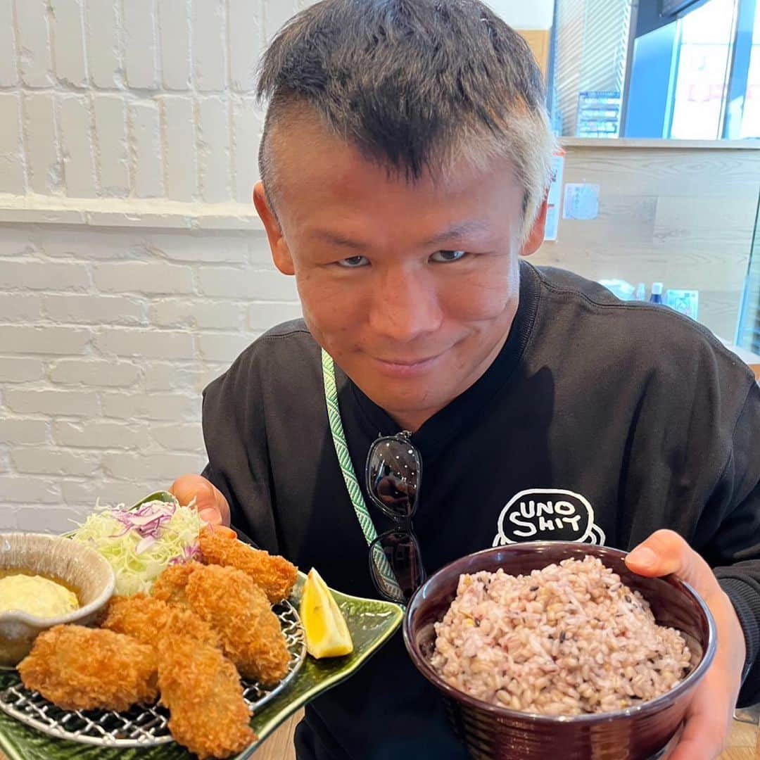 北岡悟のインスタグラム：「かかかかか牡蠣フライ🦪🦪🦪🦪🦪🦪 ご飯特盛り✨🍚✨ #大戸屋 #大戸屋ごはん処 #江田島産 #大粒牡蠣フライ定食 #江田島産牡蠣フライ #牡蠣フライ定食 #カキフライ #カキフライ定食 #ご飯特盛り#五穀米 #五穀米ご飯 #鋭さ」