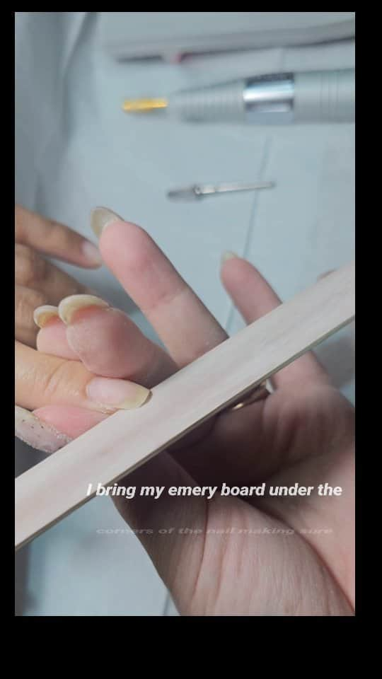 Yingのインスタグラム：「Preparing for an infill [Part Two]  - shaping the nails, taking care to follow the nail curve instead of overfiling the thickness of the sides of the nail - buffing the nails, getting the remaining base overlay to be as thin and smooth as possible so that it will be easier to build the new apex when I infill the base overlay   NOTE: the fingers featured in the video are the index fingers, which tend to have nails growing downwards (aka claw nails), so I make sure I file the sidelines straight and horizontal instead of following the downward tilt of the nail.」