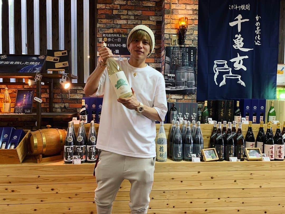 山本裕典のインスタグラム：「ファ・メリア・ファーマシー 若潮酒造 グッディーズ 志布志バーガー  鹿児島志布志市、鹿屋市、4泊５日の旅楽しかった！！ たぶん、５００人くらい写メ撮ったんじゃないかな笑 いや、もっとか笑笑 みんな、温かいし愛の溢れる街でした！！ なんのゆかりもない僕を受け入れて、招いてくれる感がたまらなく好き！！ また、すぐ行きます！！  若潮酒造さんではお祭りに遊びに行きました！ ファ.メリア.ファーマシーさんはドライブスルー薬局！！僕がお手伝いをするドッキリしました！！ グッディーズ鹿屋店では去年の志布志店みたいに１日バーの店長！！ ファメリアの社長の誘いでフットサルにもお邪魔してきた！１０年ぶりくらいにサッカーしたかも笑 そして志布志バーガーは俺の溜まり場笑笑 最後の写真は志布志市の市長さん！！ 大好きな街やから 観光大使にしてくんないかな、、、」
