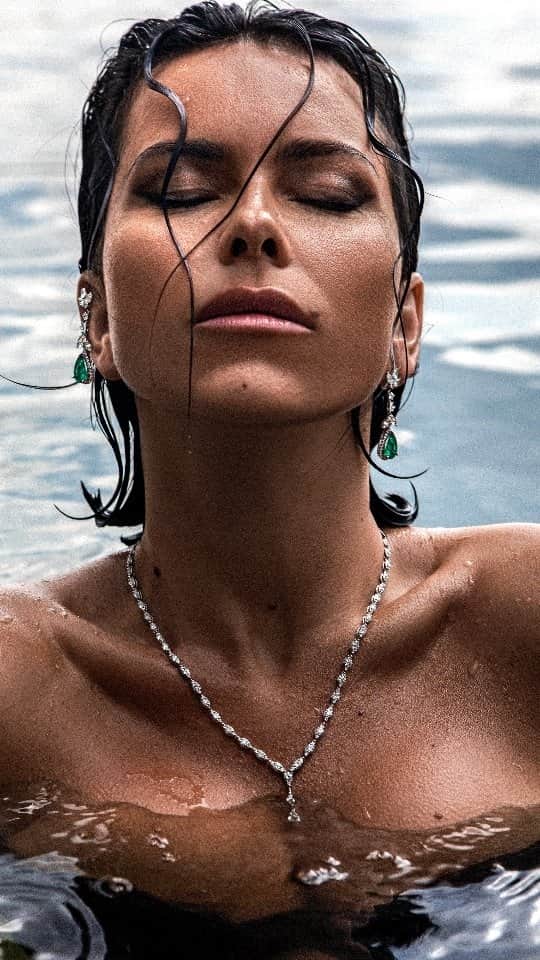 インナのインスタグラム：「Discover my Diamonds Affair, magic in gold & precious stones, by STIL Diamonds. Go follow @stildiamonds  Cool stuff here: https://www.stildiamonds.ro/ #ad  @stildiamonds @black_sheep.ro @tibiclenci」