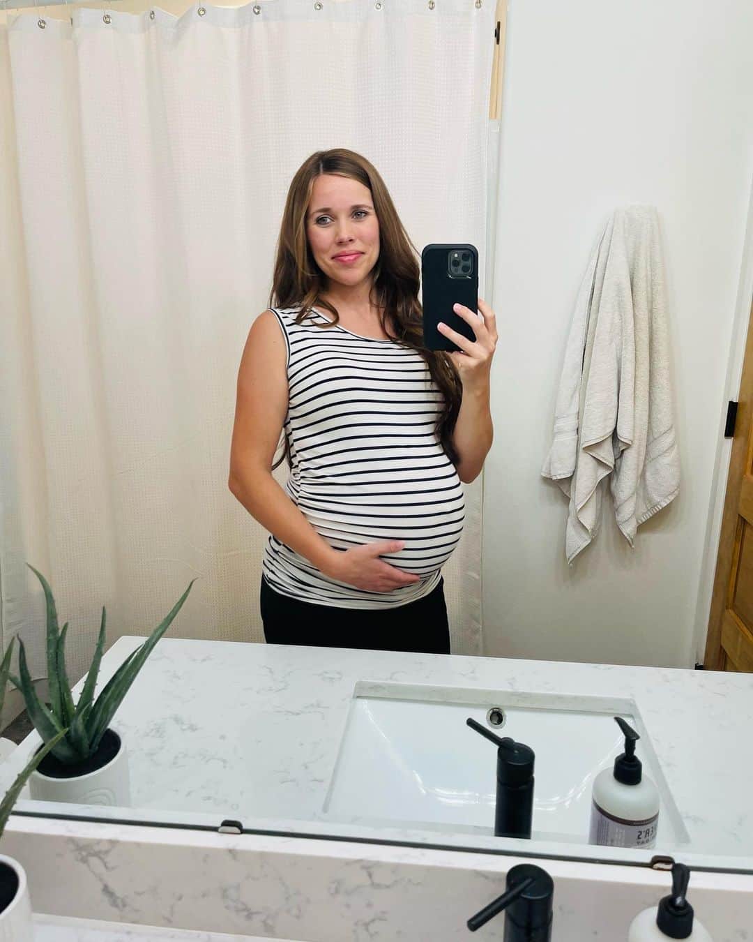 ジェッサ・ダガーのインスタグラム：「I’m in my third trimester now, and starting to hit nesting mode! There are always so many things to prep and get ready before a new baby joins the family!  However, with all the to-do lists, I’m thankful there’s one thing we do not have to worry about, and that’s medical bills. Thanks to Christian Healthcare Ministries, Ben and I have peace of mind knowing that our healthcare costs are taken care of. We’ve been members of CHM for nearly a decade, and over that time they’ve shared tens of thousands of dollars worth of our medical bills!  CHM has an amazing maternity solution that you might want to look into if you’re planning to start or grow your family. They share expenses for prenatal and postnatal care, as well as physician and hospital bills. And they even share expenses for midwifery care and home births, which I love!   If you think this could be an option for your family, you can click the link in my bio to learn more about how it works and the program costs.   #chmpartner」
