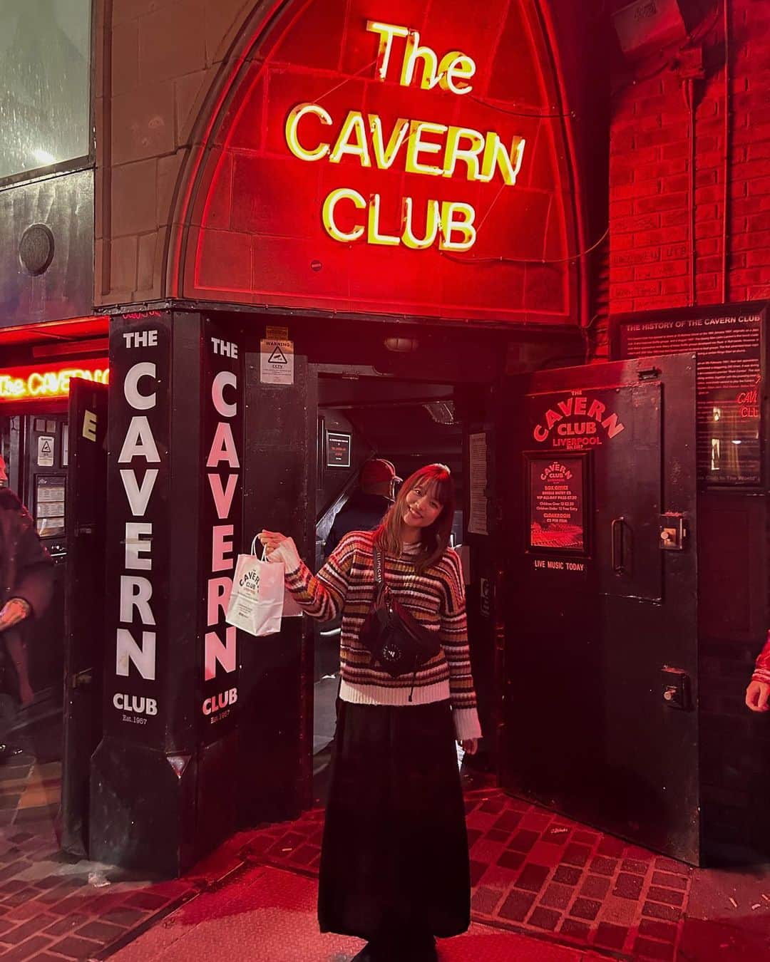 寺川里奈さんのインスタグラム写真 - (寺川里奈Instagram)「The Beatlesの聖地in Liverpool Part6🇬🇧 リヴァプールで絶対に行くと決めていたビートルズが誕生した伝説的ライブハウス、Cavernへ。  みんなで歌って、お酒飲んで、盛り上がって、イギリスにきて1番楽しかった瞬間だったかもしれない🥺笑 絶対にまた行きたい！！✨ 最高な夜でした❤︎  #thebeatles #cavern #liverpool」11月7日 1時34分 - rina_terakawa