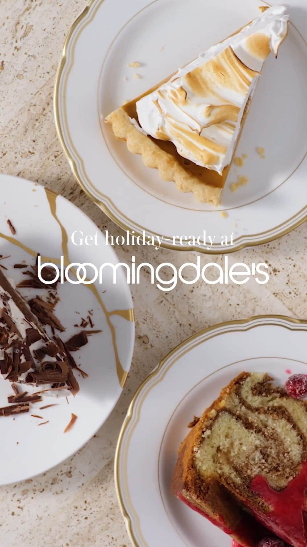 Bloomingdale'sのインスタグラム：「Raise your hand if you started planning your holiday table 🙋‍♀️ We’re so ready to host the Best Thanksgiving Ever, with delectable dishes, fabulous tablescapes, and so much more. Find all the inspo at the link in our bio!」