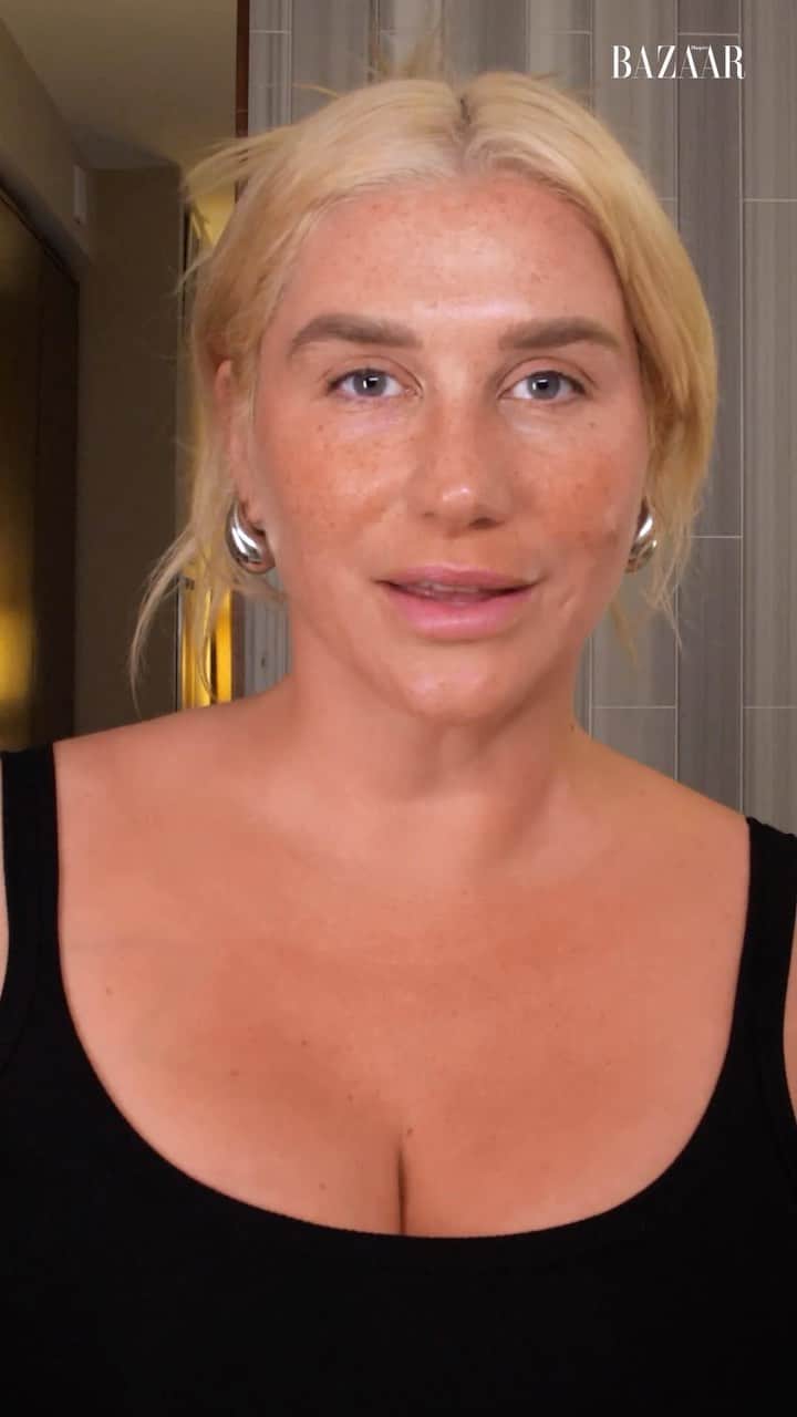Harper's BAZAARのインスタグラム：「@kesha used to pour what on her face?! 😮 As a frequent traveler, the singer is prone to dry and dehydrated skin—and she’s no stranger to breakouts. “It’s awesome to be 36 with pimples,” she jokes. She’s looked to her facials and dermatologist to find a routine that keeps her skin at bay. Watch as she breaks it down at the link in bio. #GoToBedWithMe — Director and Executive Producer: @kriceee Director of Photography: @andyclancy Camera operator: Alex Skully Editor: @shawnlebert Post Production Supervisor: @shuying_chung Production Assistant: @jordanabt.zip」