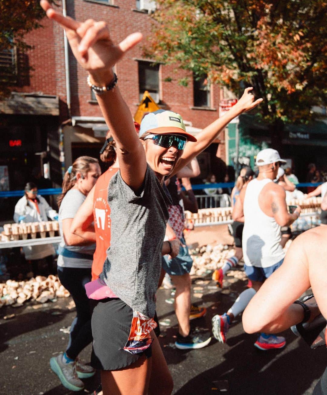 ブリアナ・コープのインスタグラム：「NYC marathon done and dusted! Bare with me this is a long caption 🤣 So two weeks ago I tore my calf... I only told a few people I was so devastated of all the training I’ve done for the marathon. I was super heartbroken and depressed. For a few days i could barely walk, I was going to PT everyday, massage, doctors anything to speed up the recovery process. I couldn’t walk much without having to sit down. I came to New York early to see a specialist @doctorgsports to see if there was any hope I could run. The way I was hobbling around the city chances looked very low 😂 Previously My goal for this marathon was to finish at 3:45/4 hours but that was out the window. I told myself just finish it. It was the deepest I’ve ever done mentally. I was in pain every step and kept thinking next mile it will go away. I was in the PAIN CAVE😂🤣 i just kept focusing on the ground and one step at a time. I did so much positive self talk the whole way. Around mile 20 i was starting to hit a wall and all of a sudden i ran into my friend @kthoff7 and she gave me the boost of positive energy. We ran the last 6 miles together smiling laughing and she kept pumping me up. when i crossed the finish line i was so proud of myself for pushing through and digging deep. I’ve always believed it’s so important on how you talk to yourself and what the mind has control over and yesterday proved that to me. The mind is a powerful thing🧘‍♀️🧠🔋 @strava」